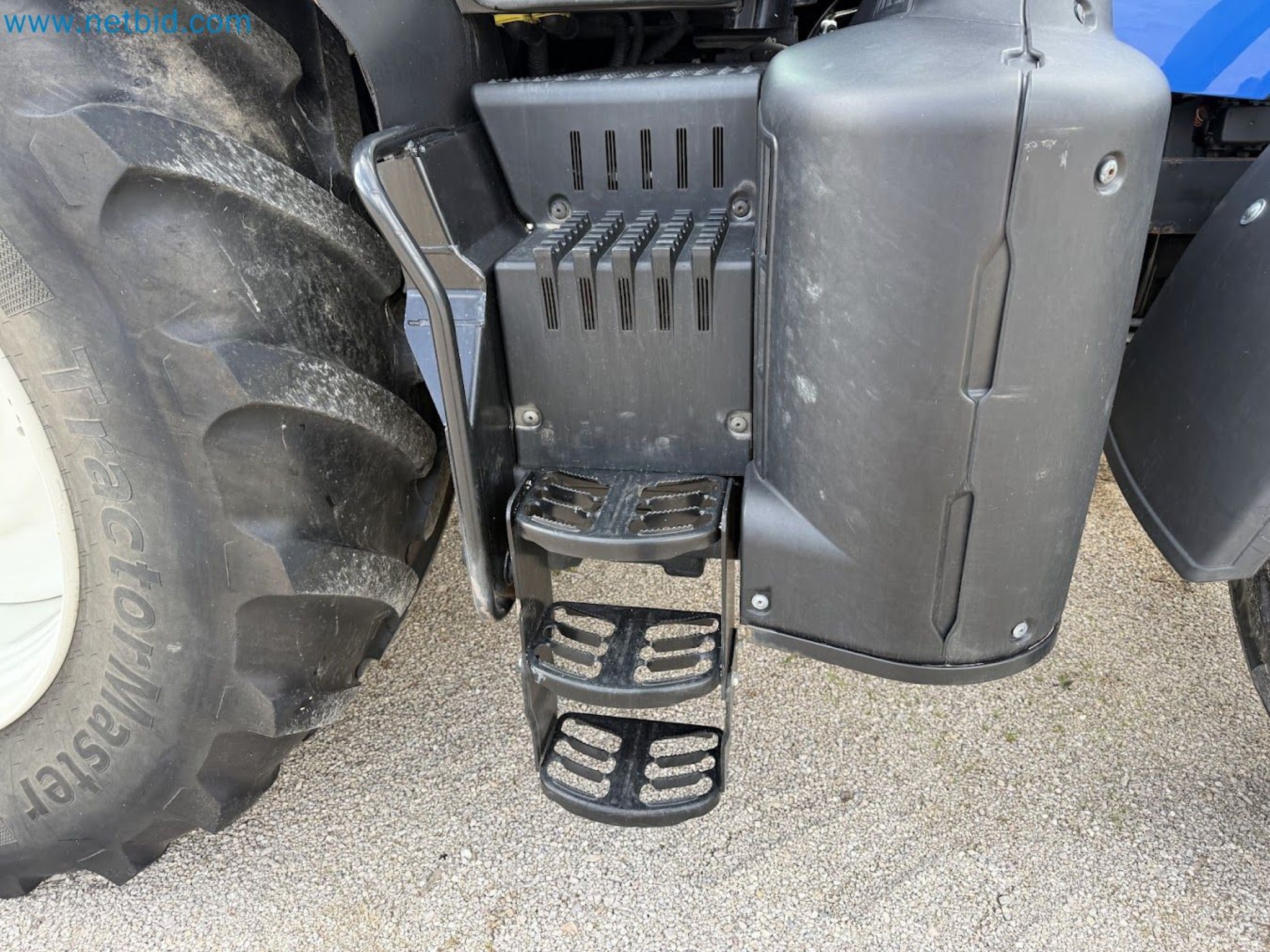 Agricultural tractor for professional use-36