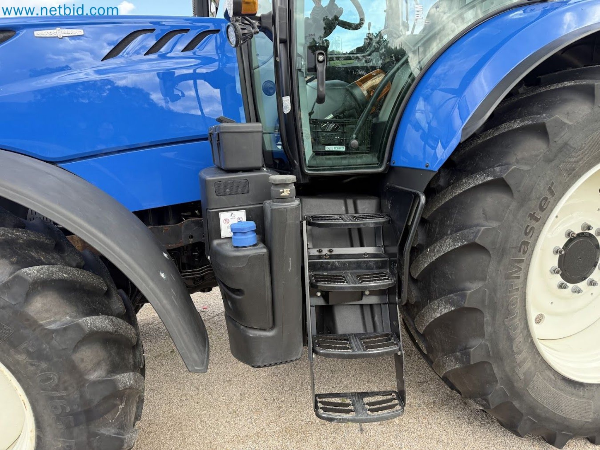 Agricultural tractor for professional use-37