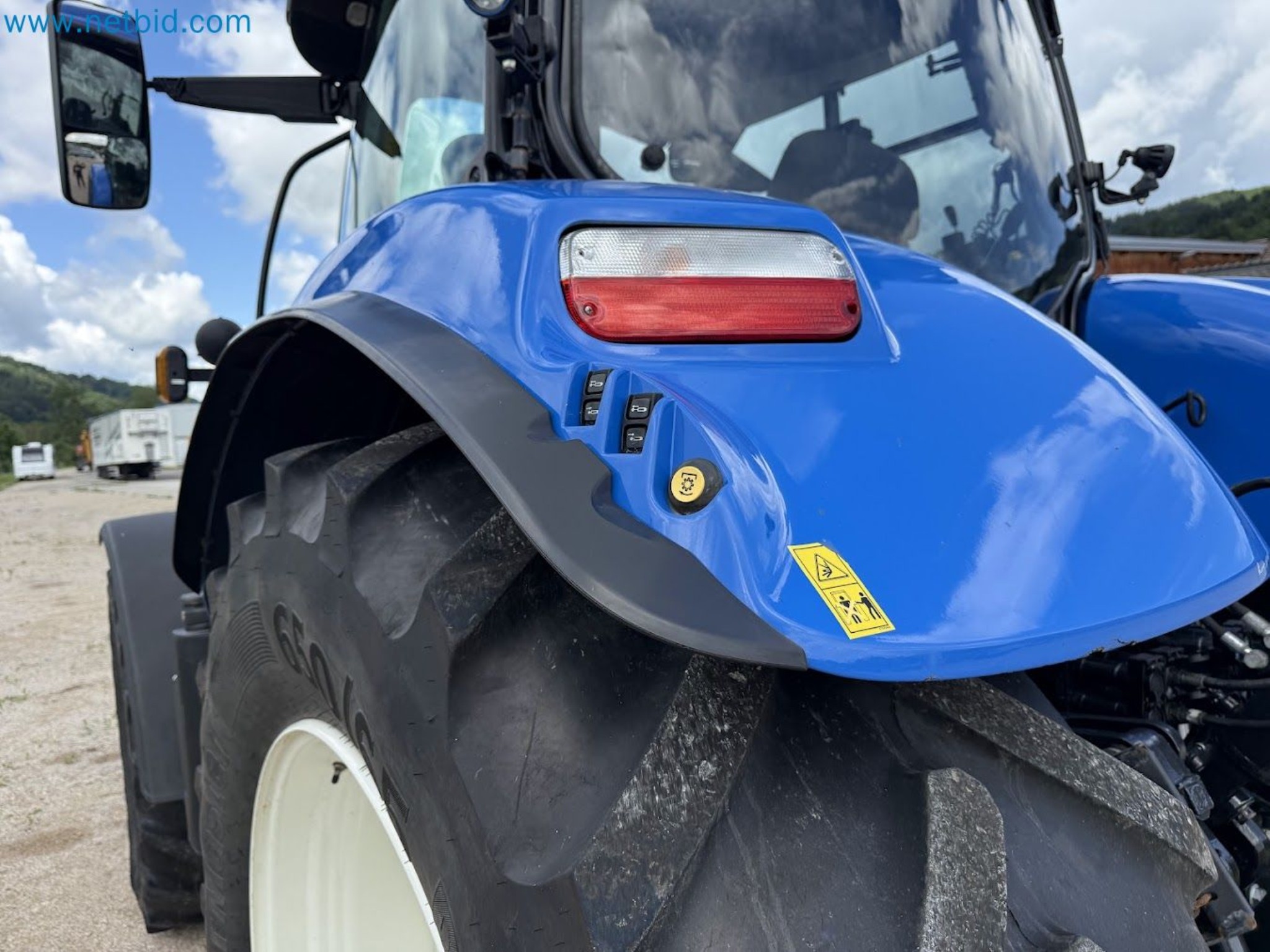 Agricultural tractor for professional use-43