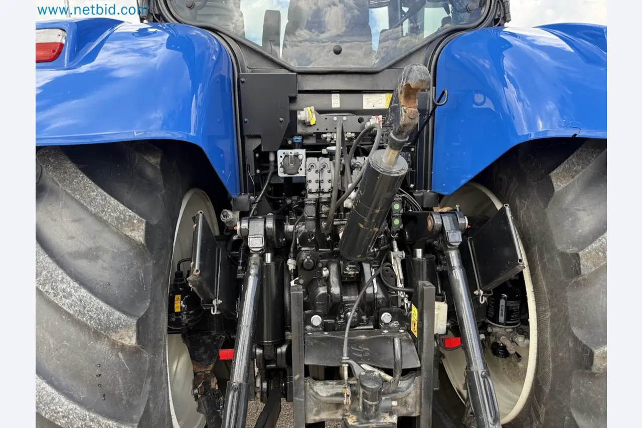 Agricultural tractor for professional use-44