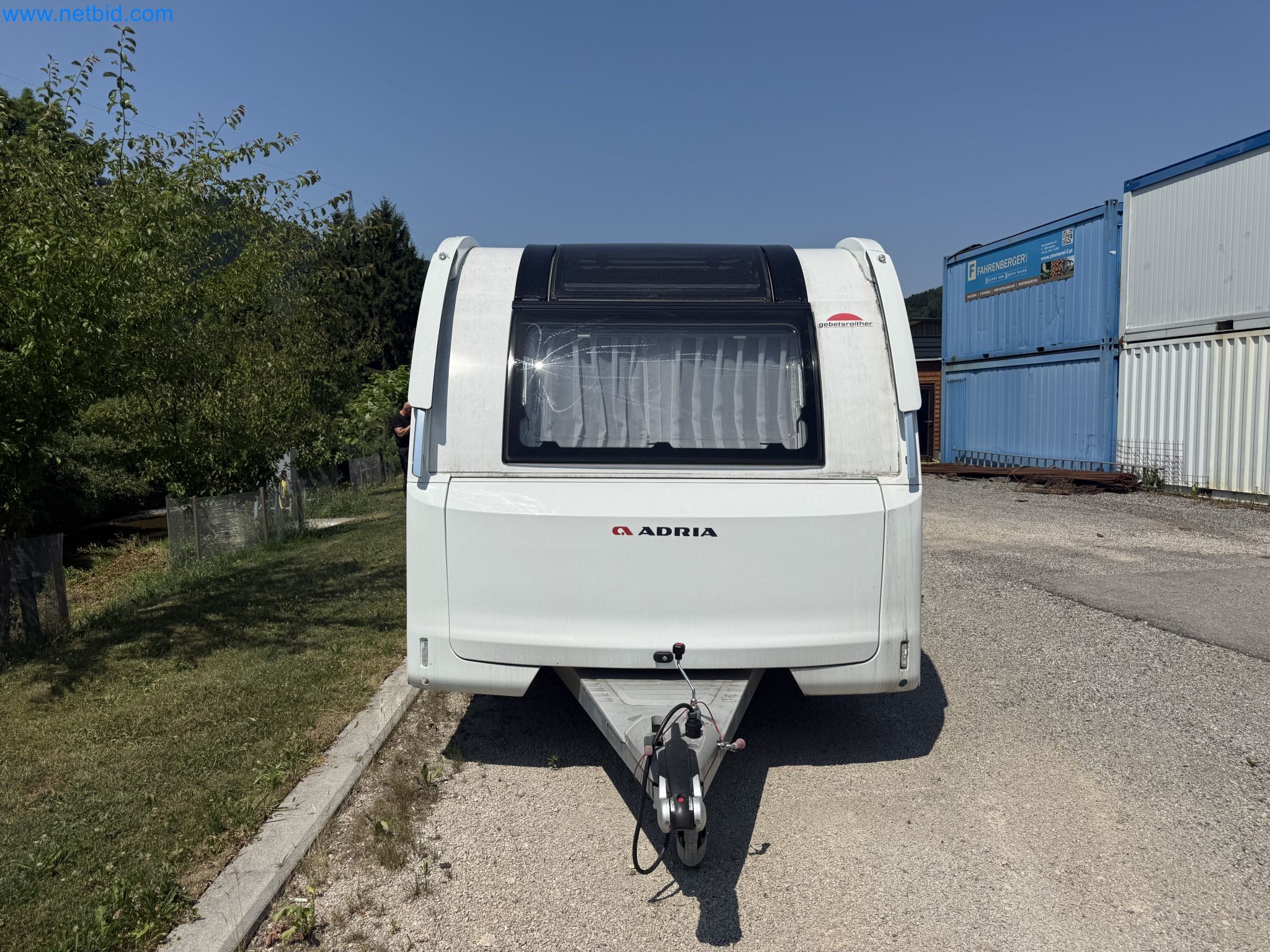Spacious family trailer with a modern, stylish design-105