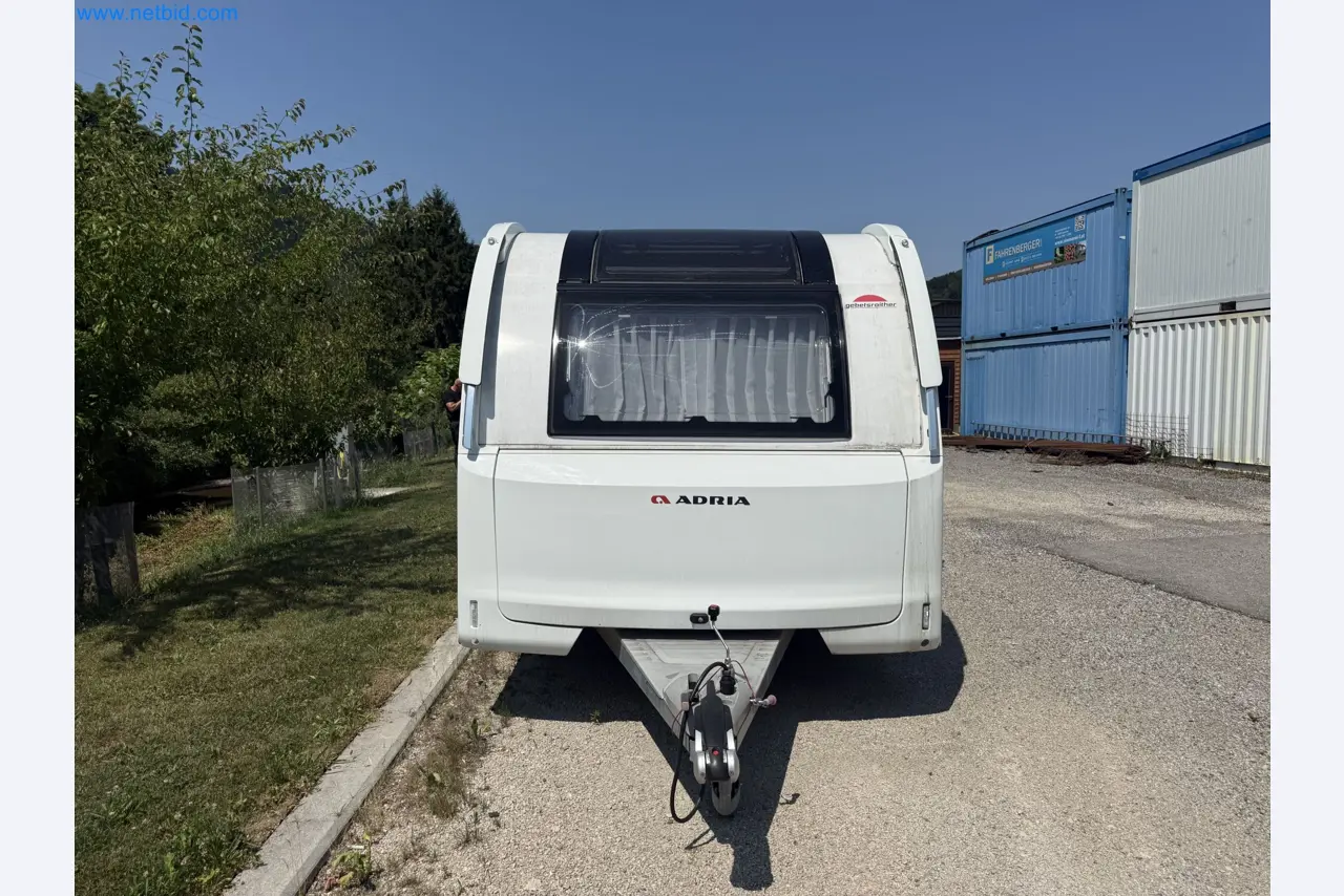 Spacious family trailer with a modern, stylish design-105