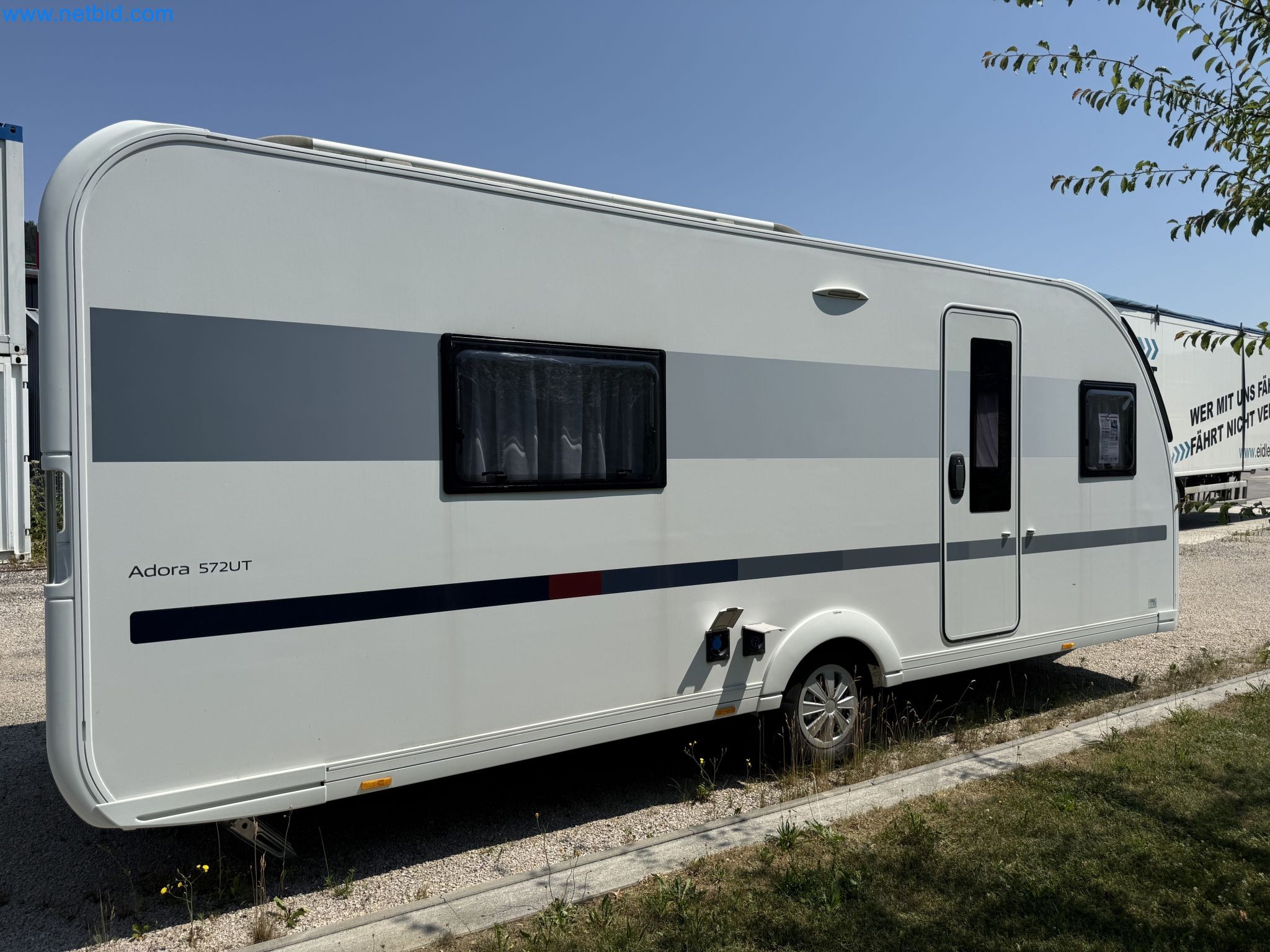 Spacious family trailer with a modern, stylish design-107