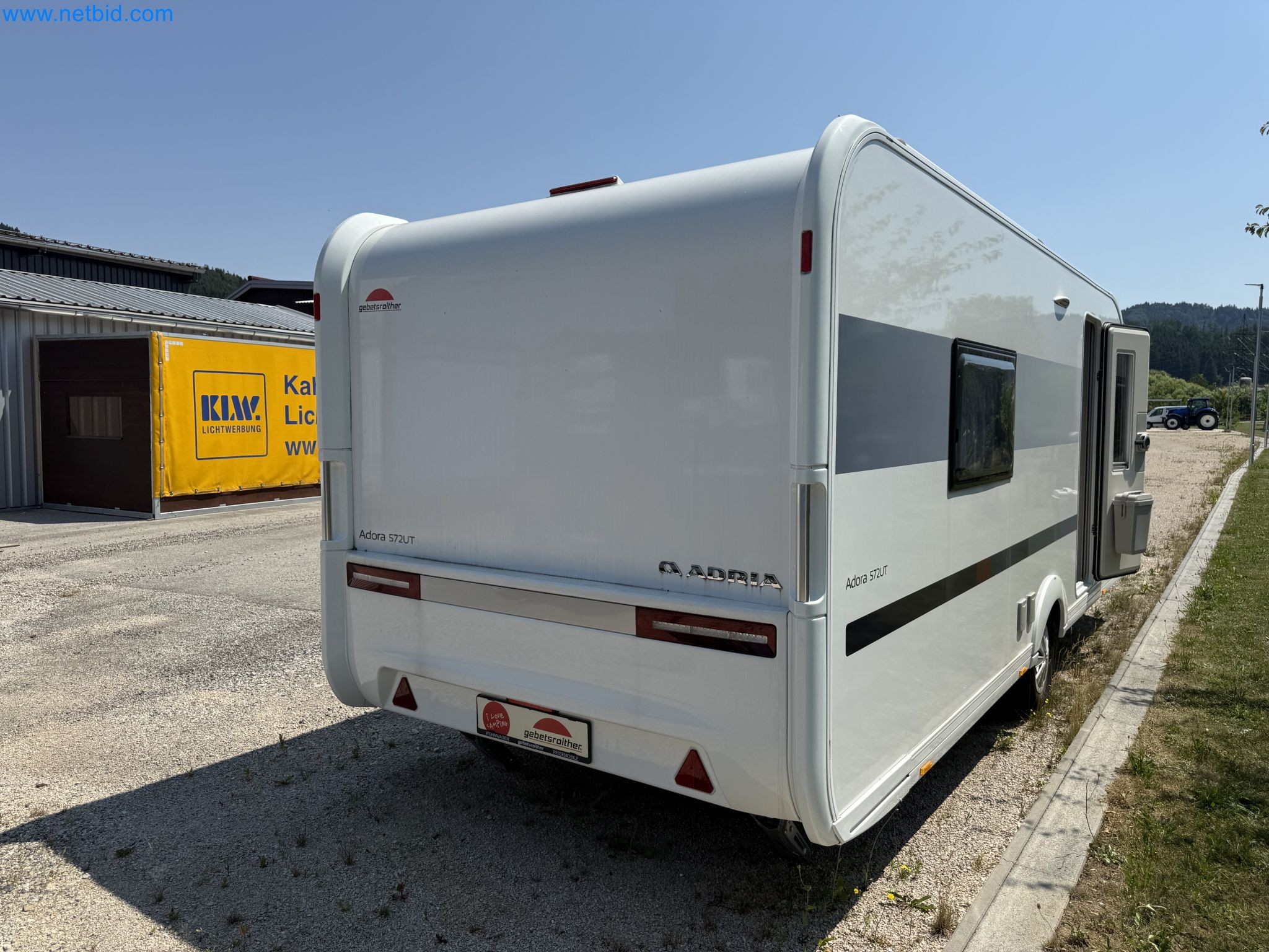 Spacious family trailer with a modern, stylish design-113