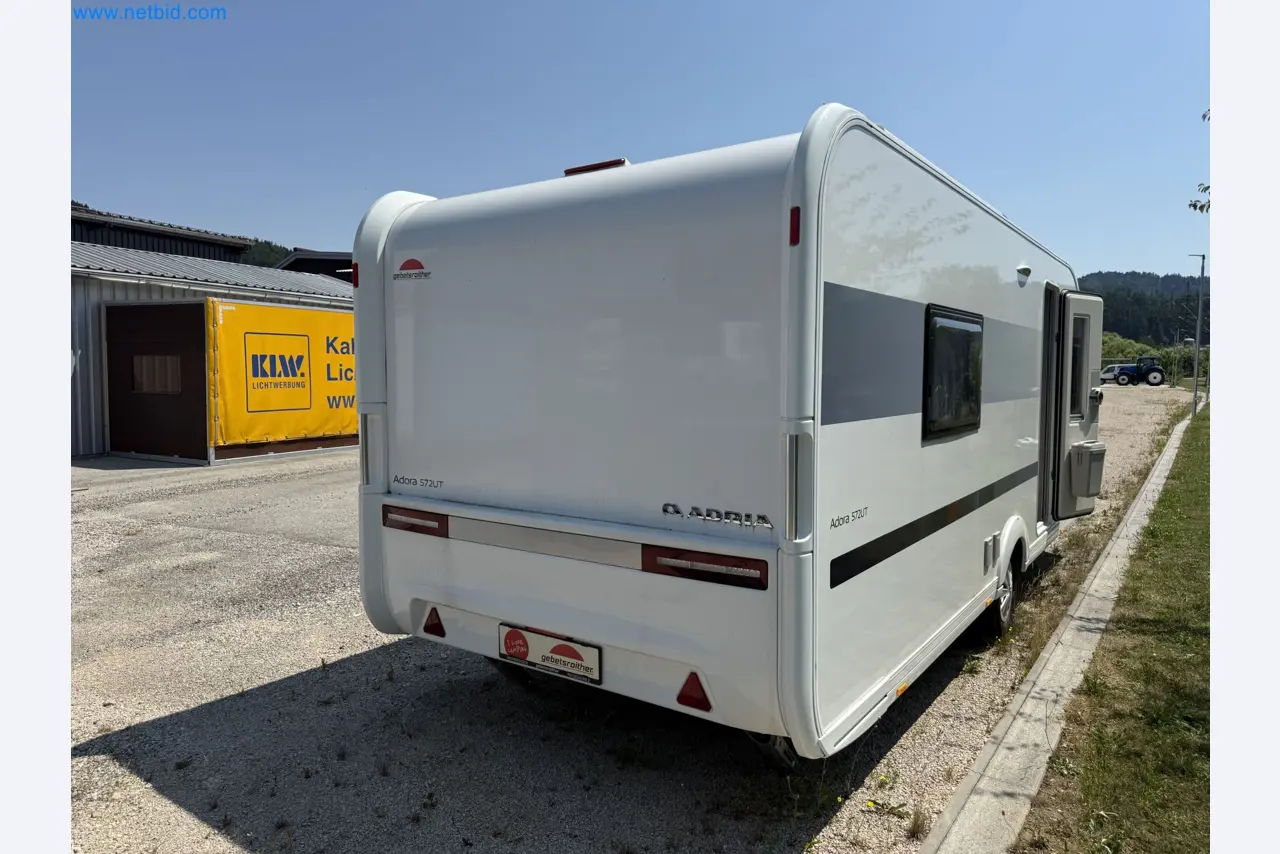 Spacious family trailer with a modern, stylish design-113