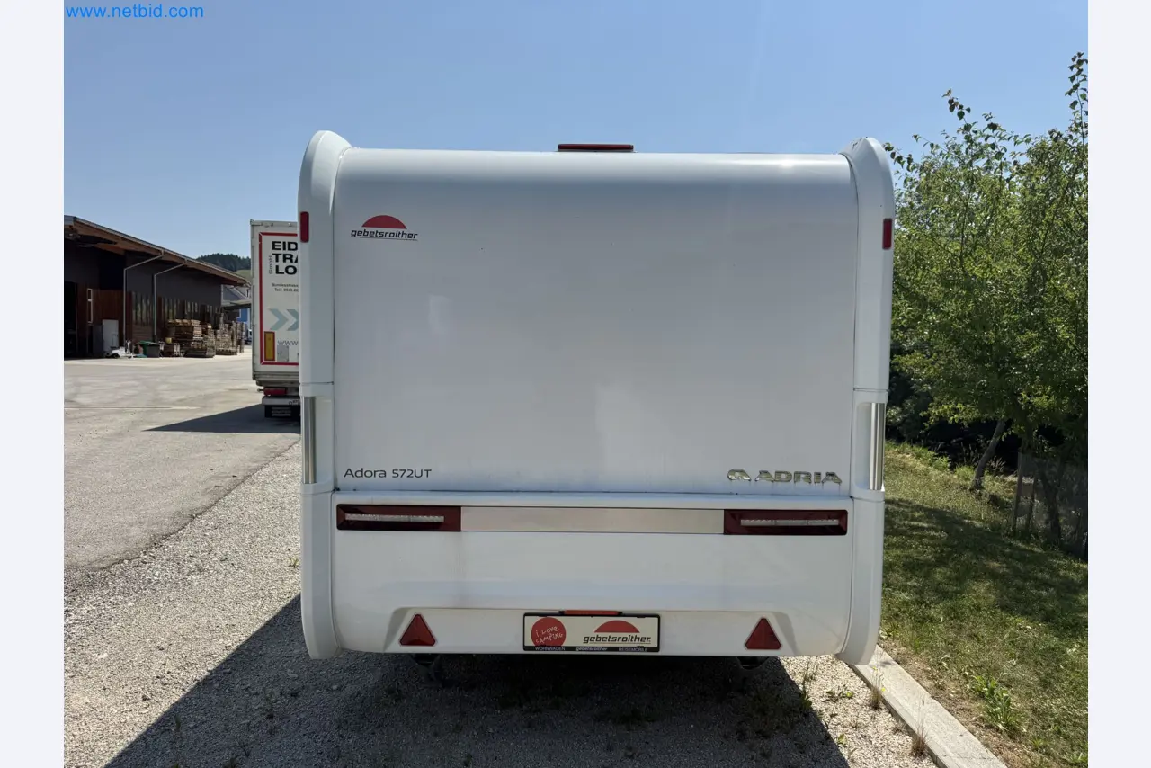 Spacious family trailer with a modern, stylish design-114