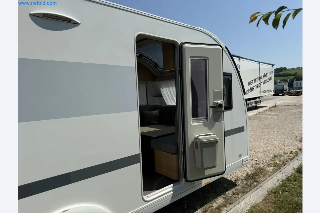 Spacious family trailer with a modern, stylish design-118