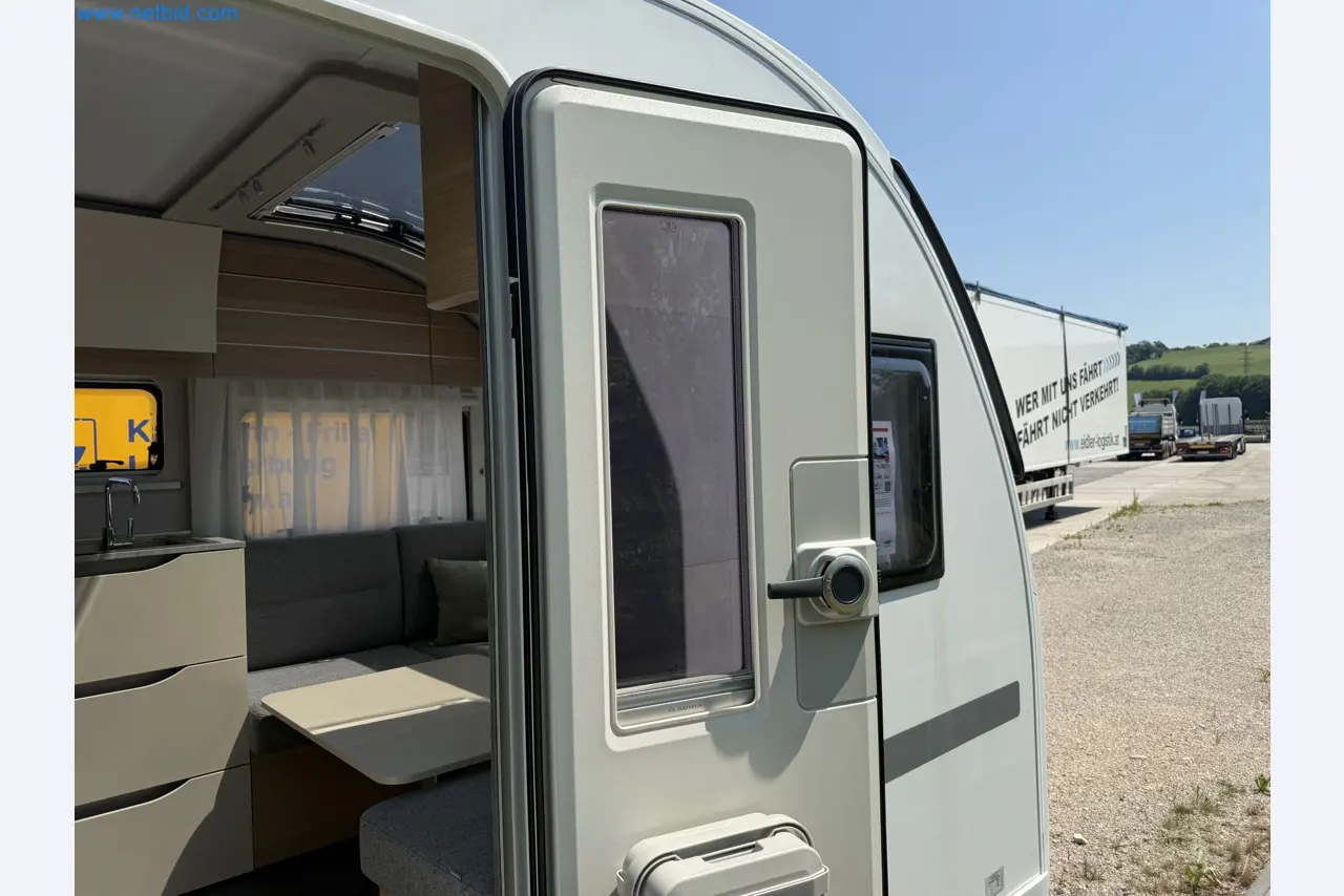 Spacious family trailer with a modern, stylish design-119