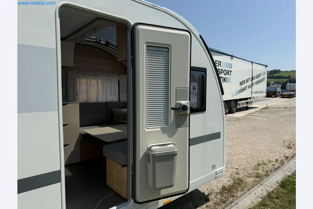 Spacious family trailer with a modern, stylish design-120