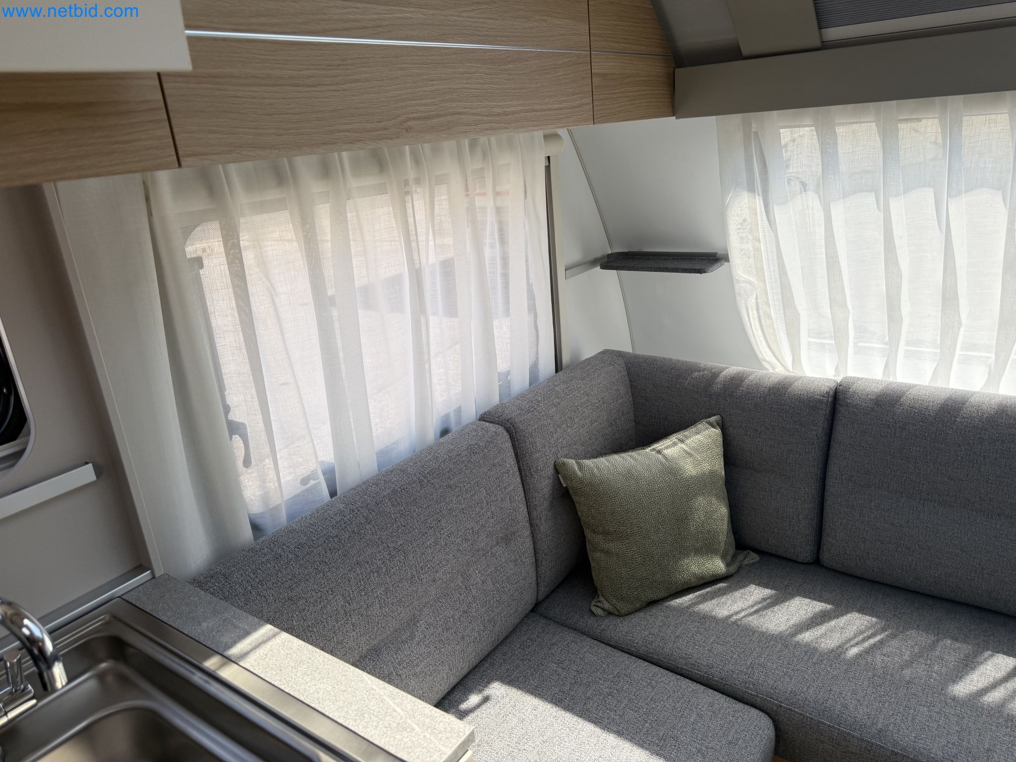 Spacious family trailer with a modern, stylish design-125