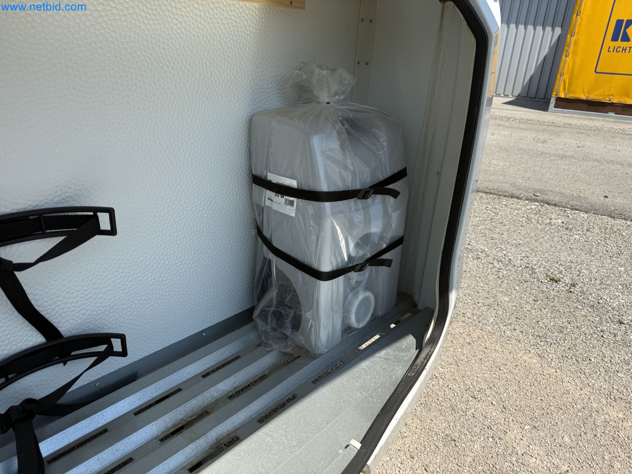 Spacious family trailer with a modern, stylish design-127