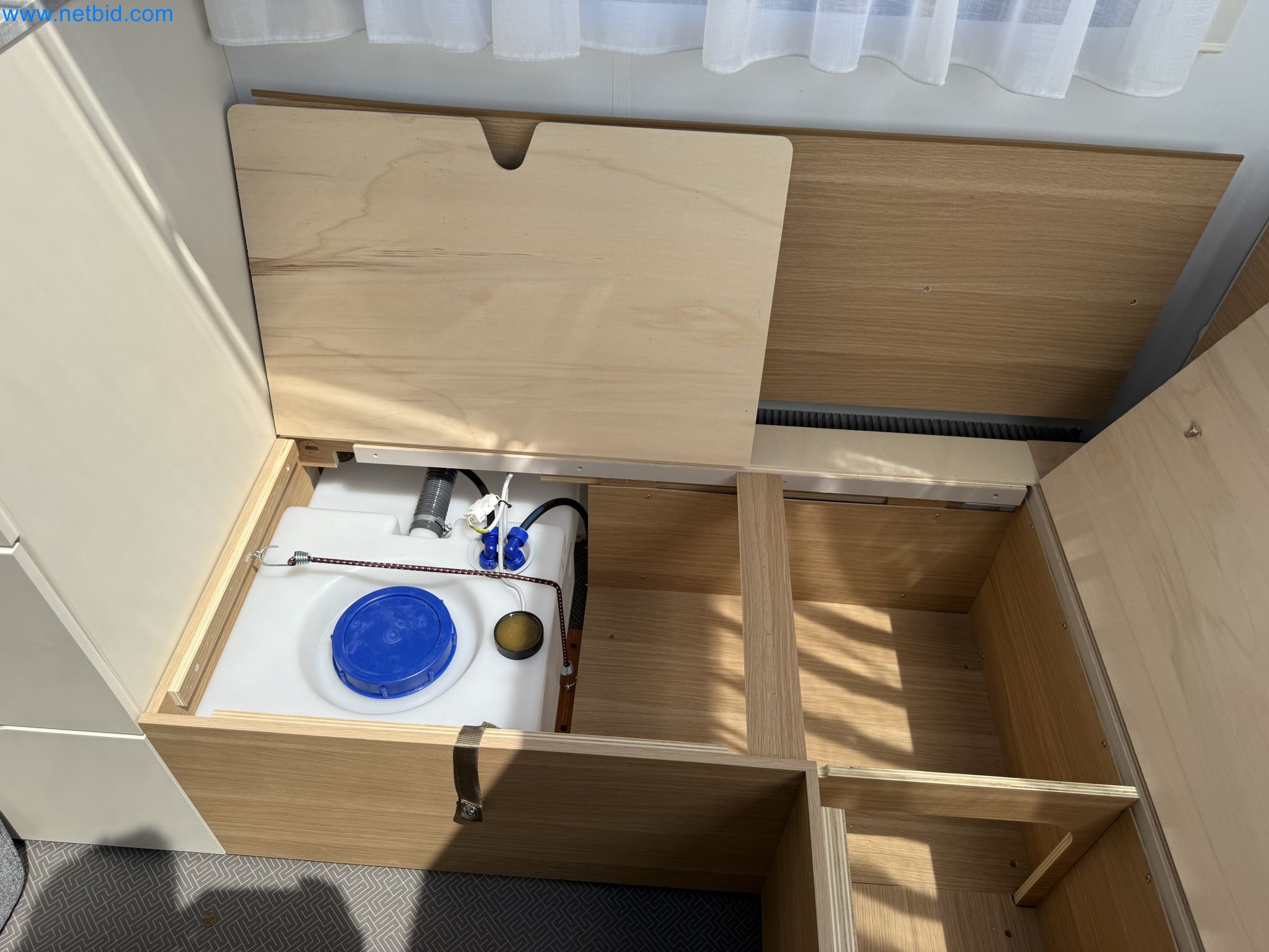 Spacious family trailer with a modern, stylish design-128