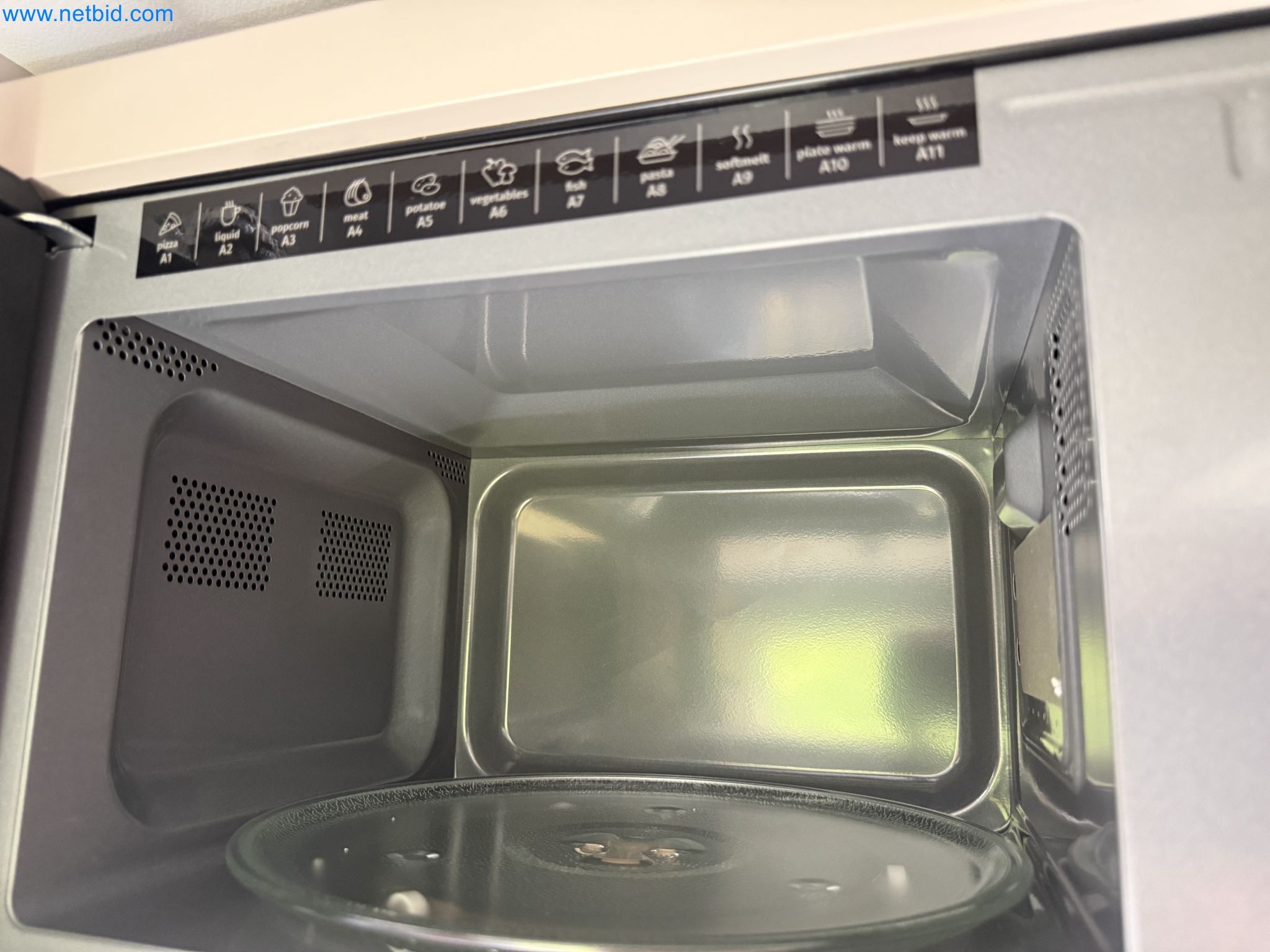 Spacious family trailer with a modern, stylish design-148