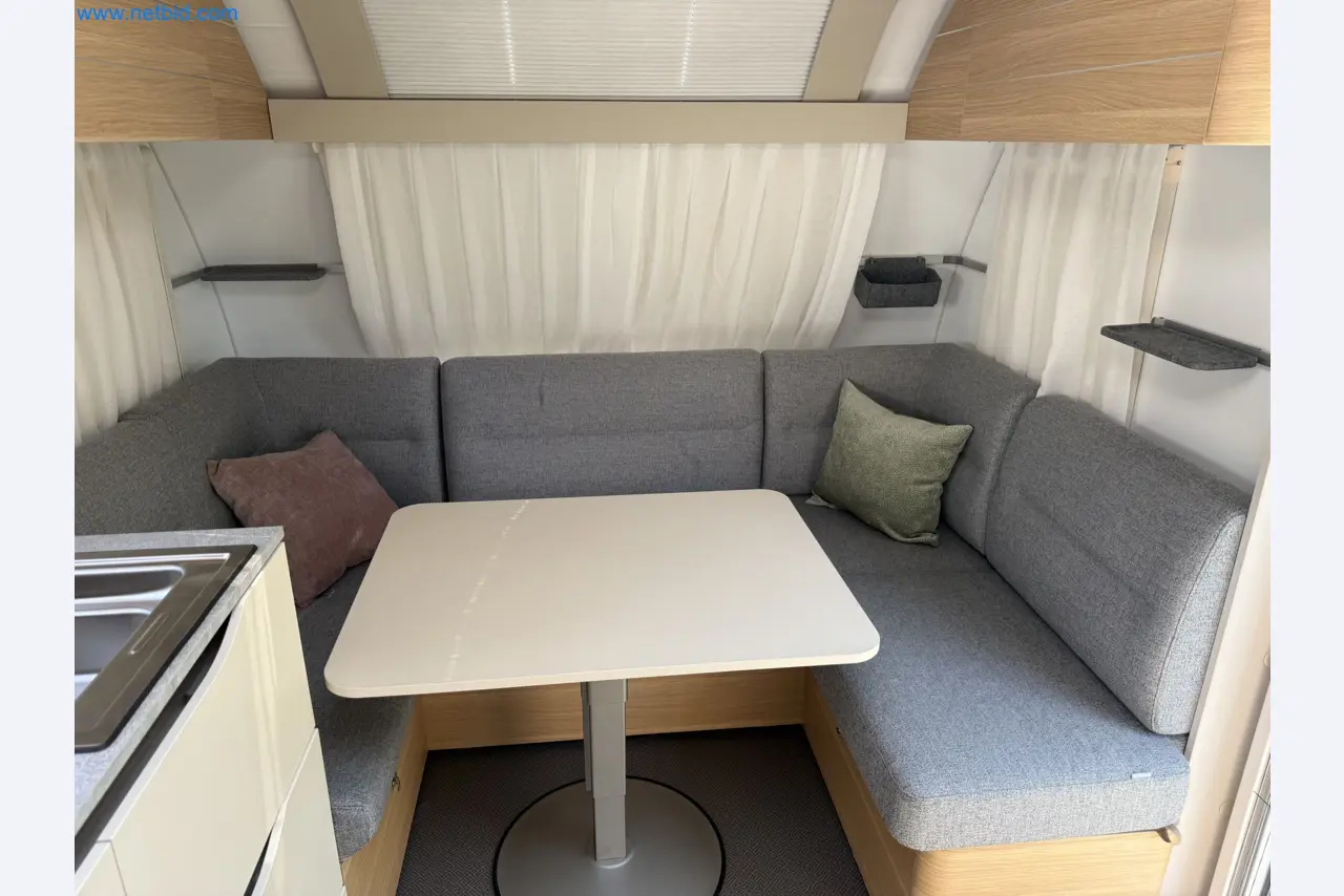 Spacious family trailer with a modern, stylish design-152