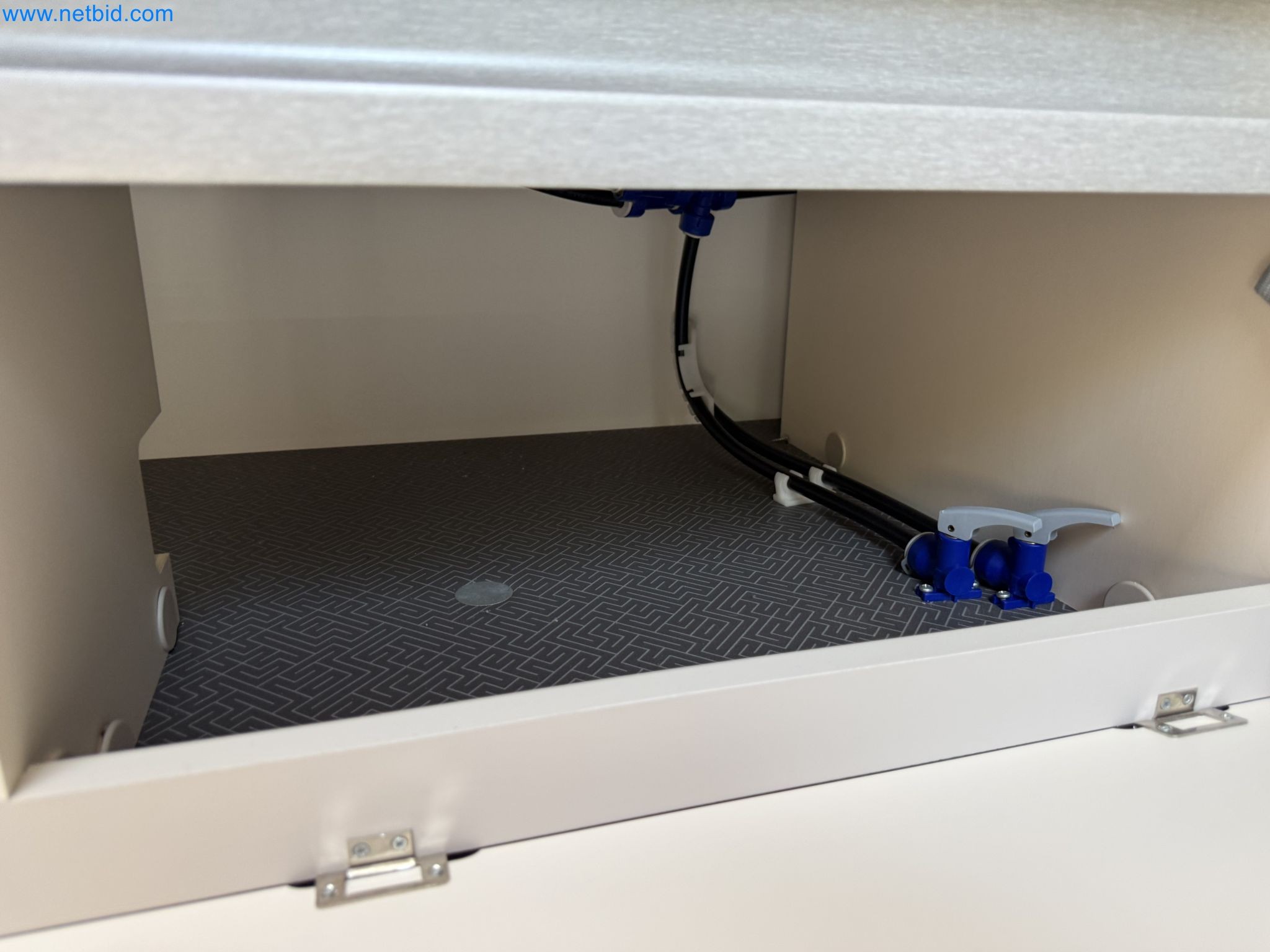 Spacious family trailer with a modern, stylish design-161