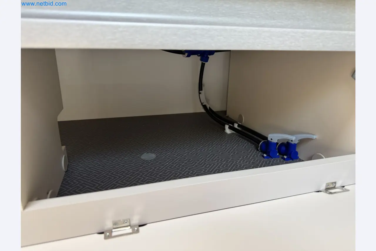 Spacious family trailer with a modern, stylish design-161