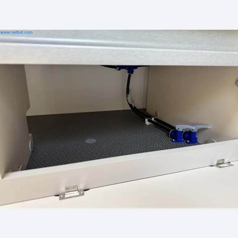 Spacious family trailer with a modern, stylish design-161