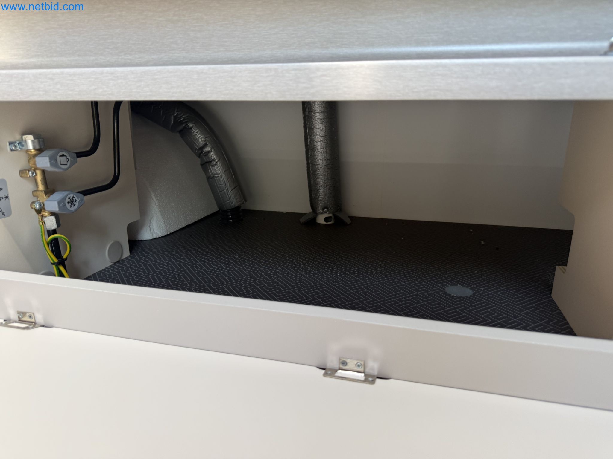Spacious family trailer with a modern, stylish design-162