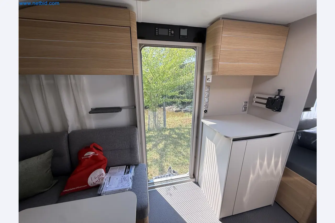 Spacious family trailer with a modern, stylish design-179