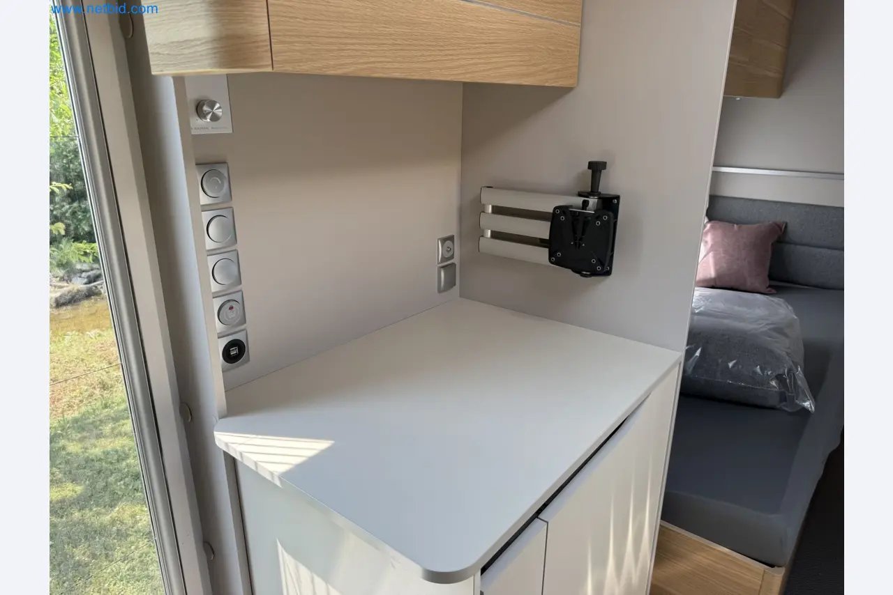 Spacious family trailer with a modern, stylish design-180