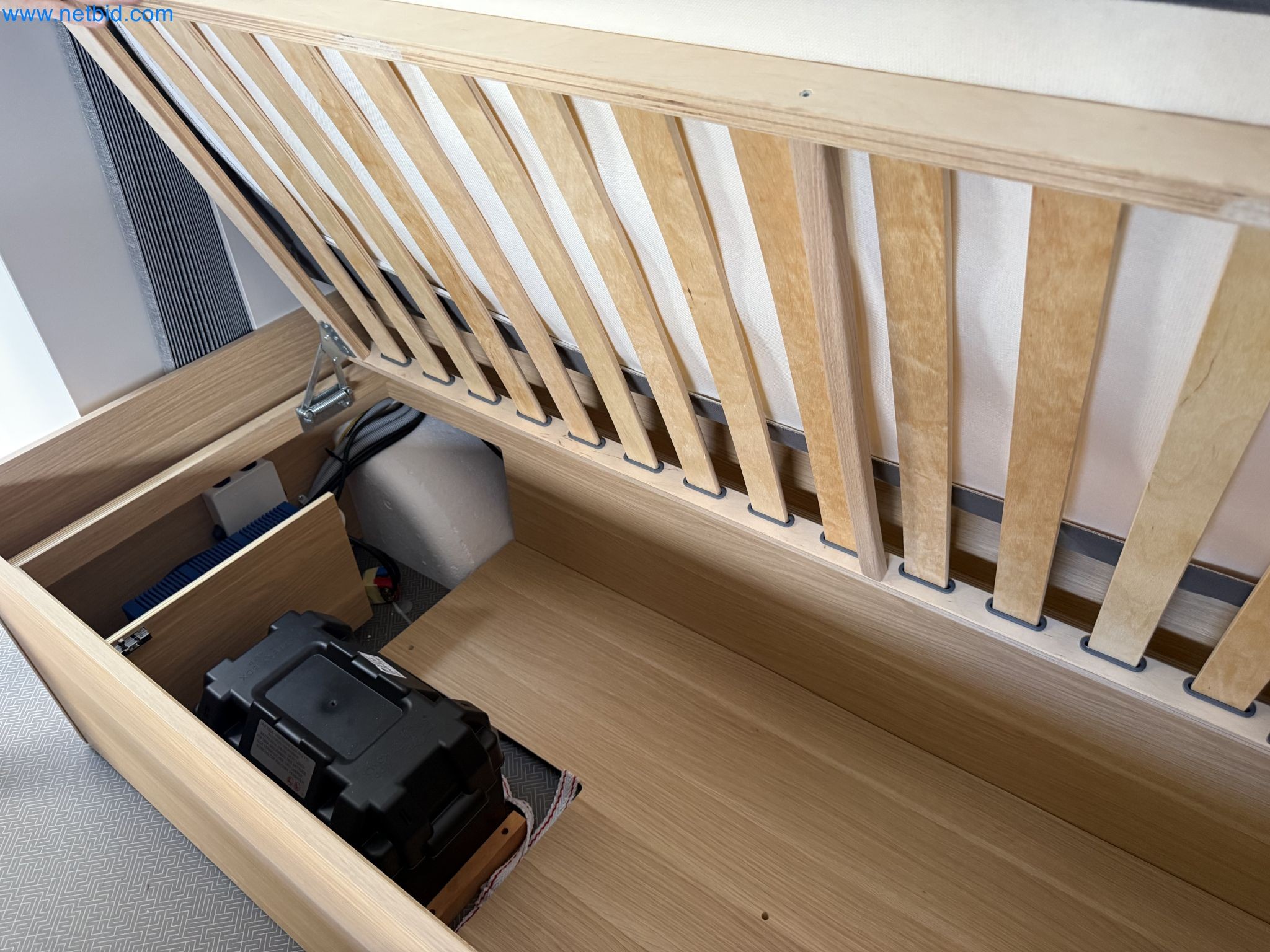 Spacious family trailer with a modern, stylish design-32