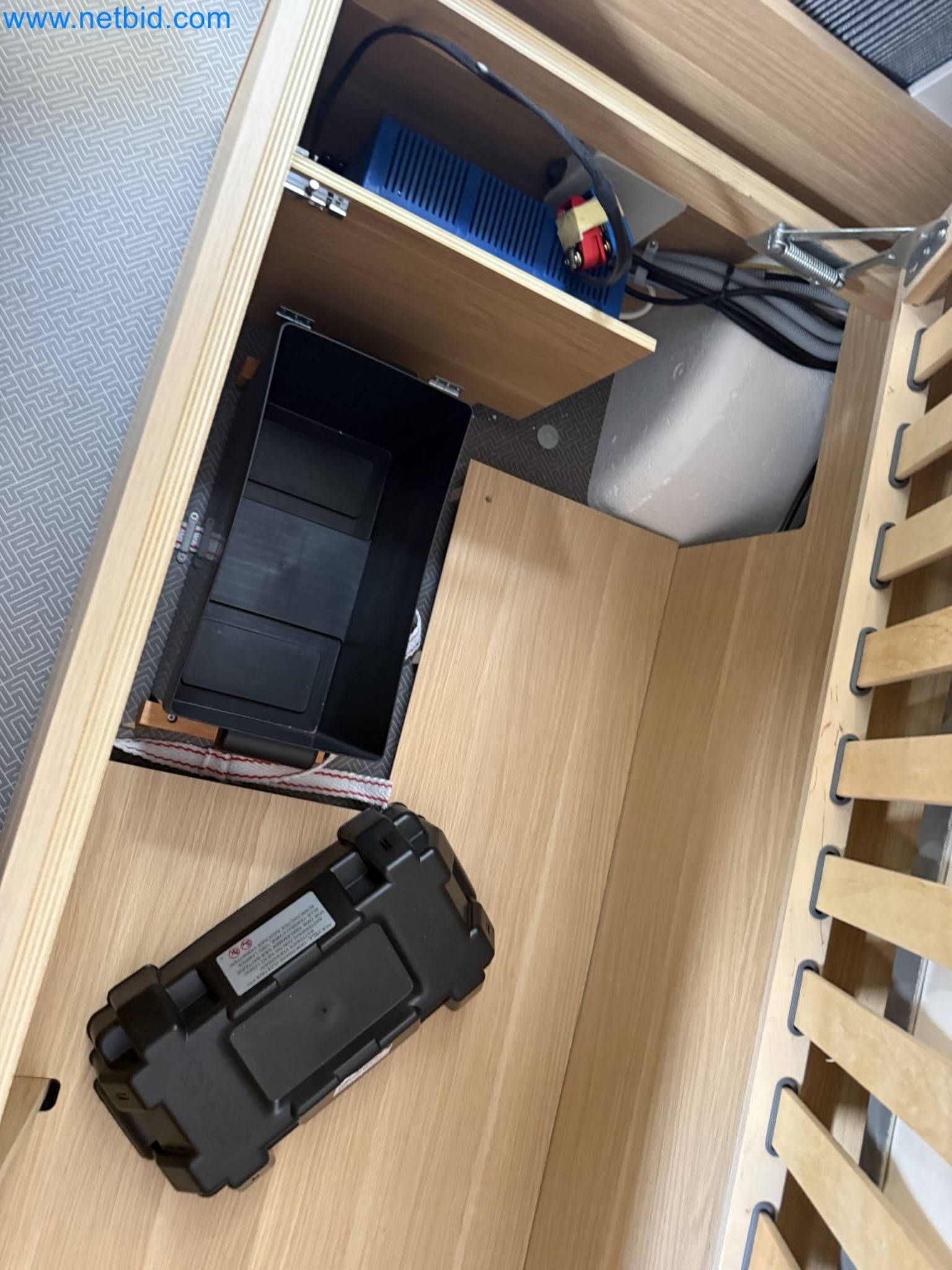 Spacious family trailer with a modern, stylish design-39
