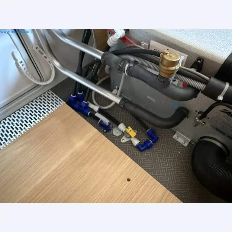 Spacious family trailer with a modern, stylish design-43