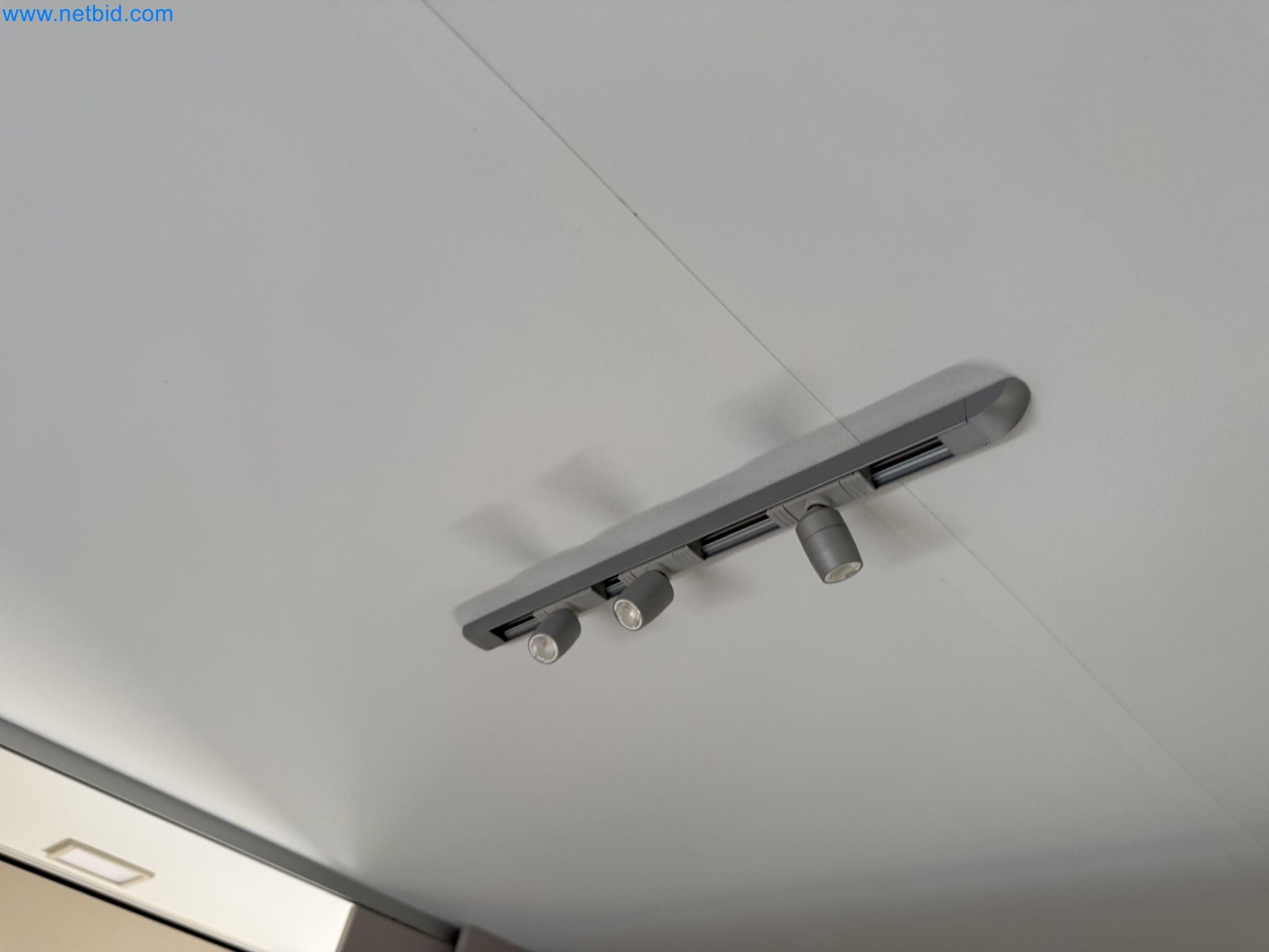 Spacious family trailer with a modern, stylish design-49
