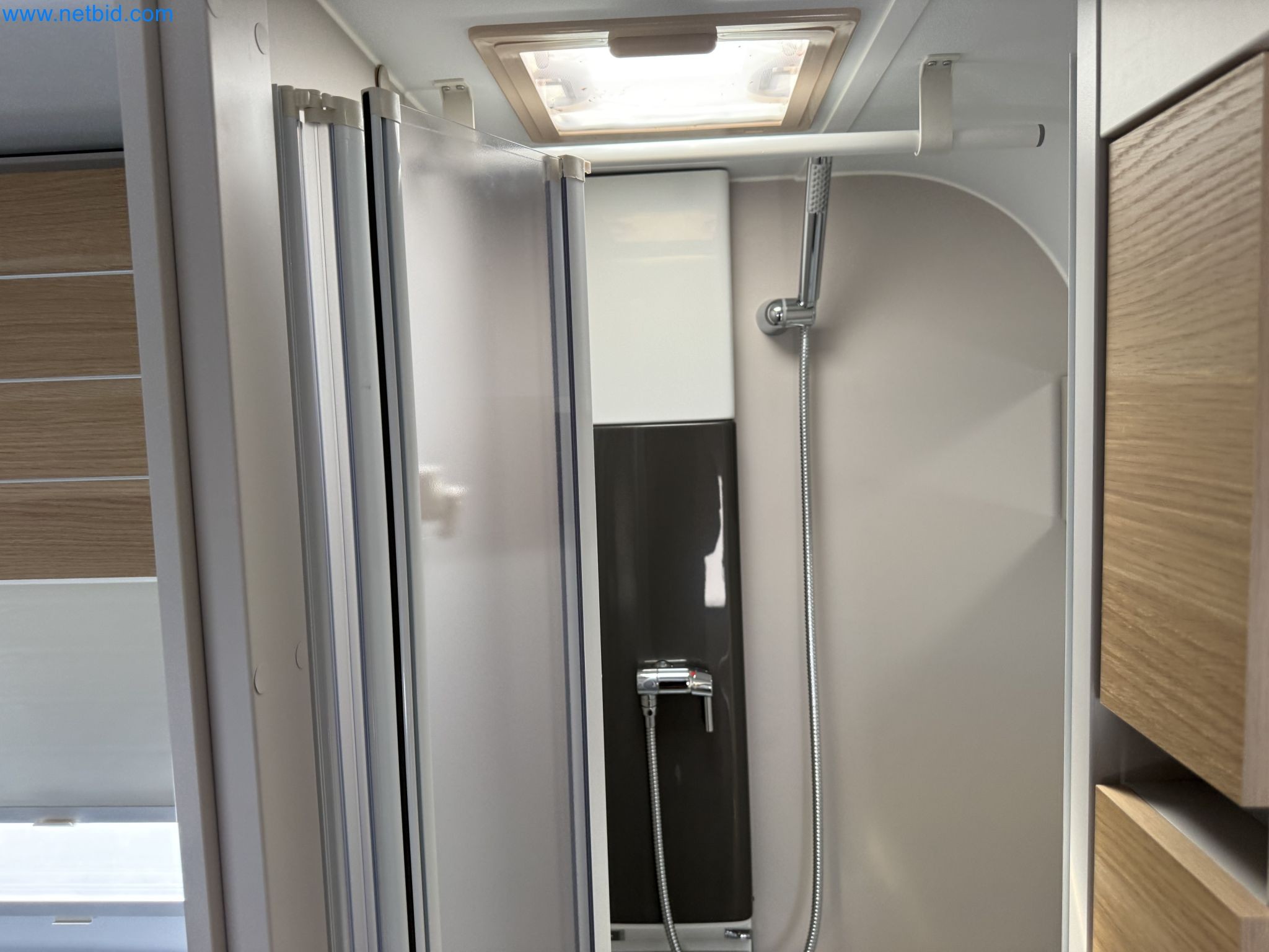 Spacious family trailer with a modern, stylish design-60