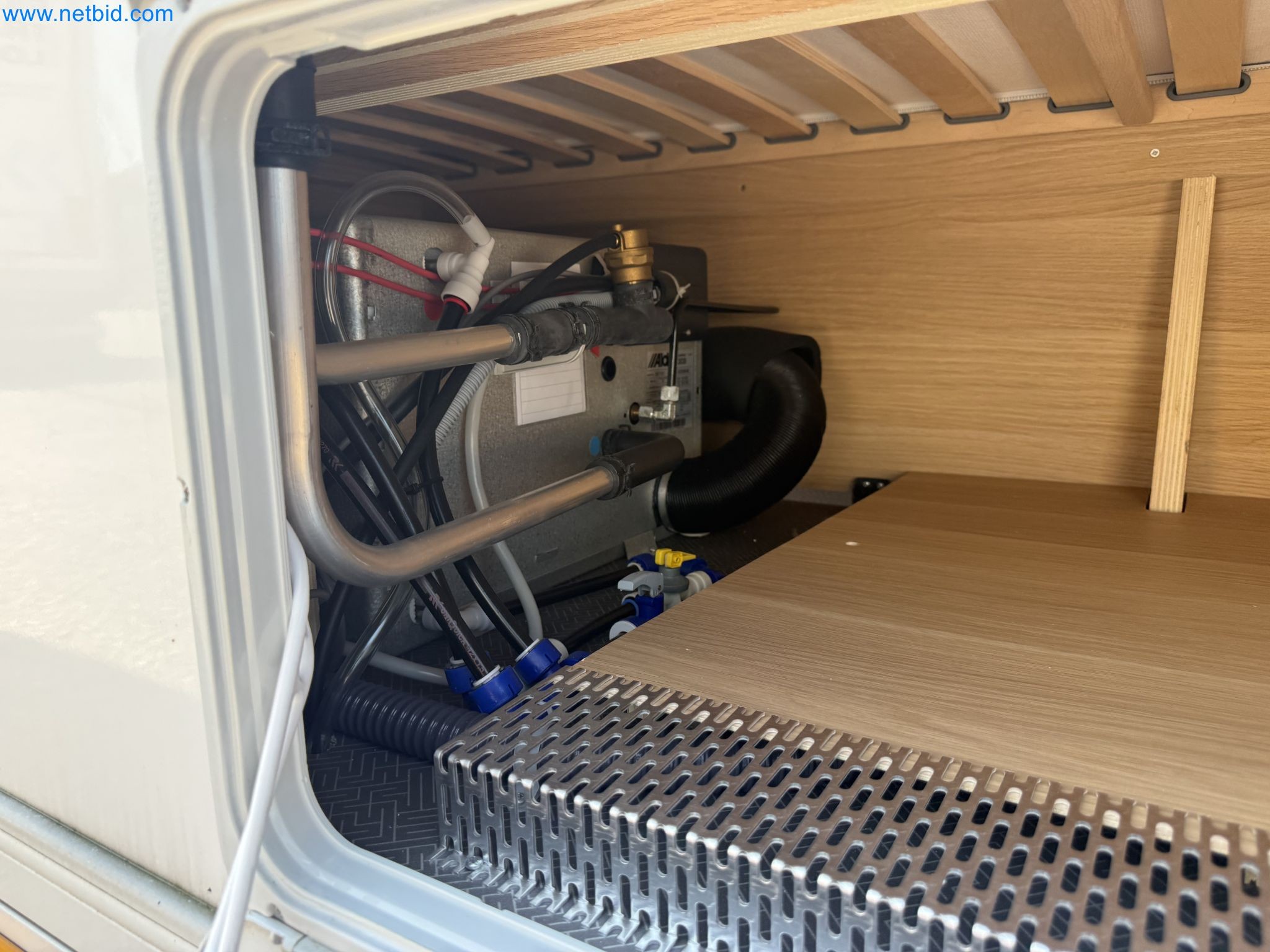 Spacious family trailer with a modern, stylish design-69