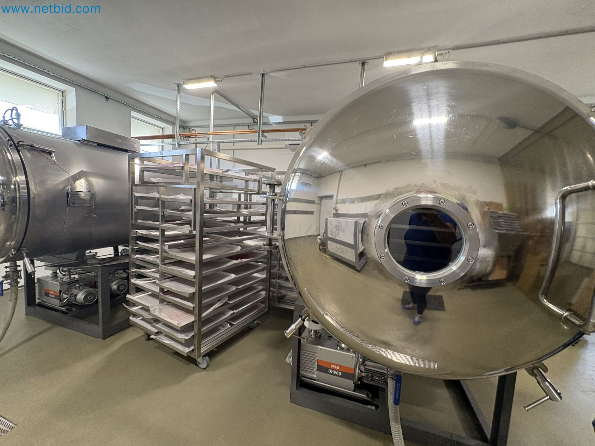 Equipment for freeze-drying fruit
-26