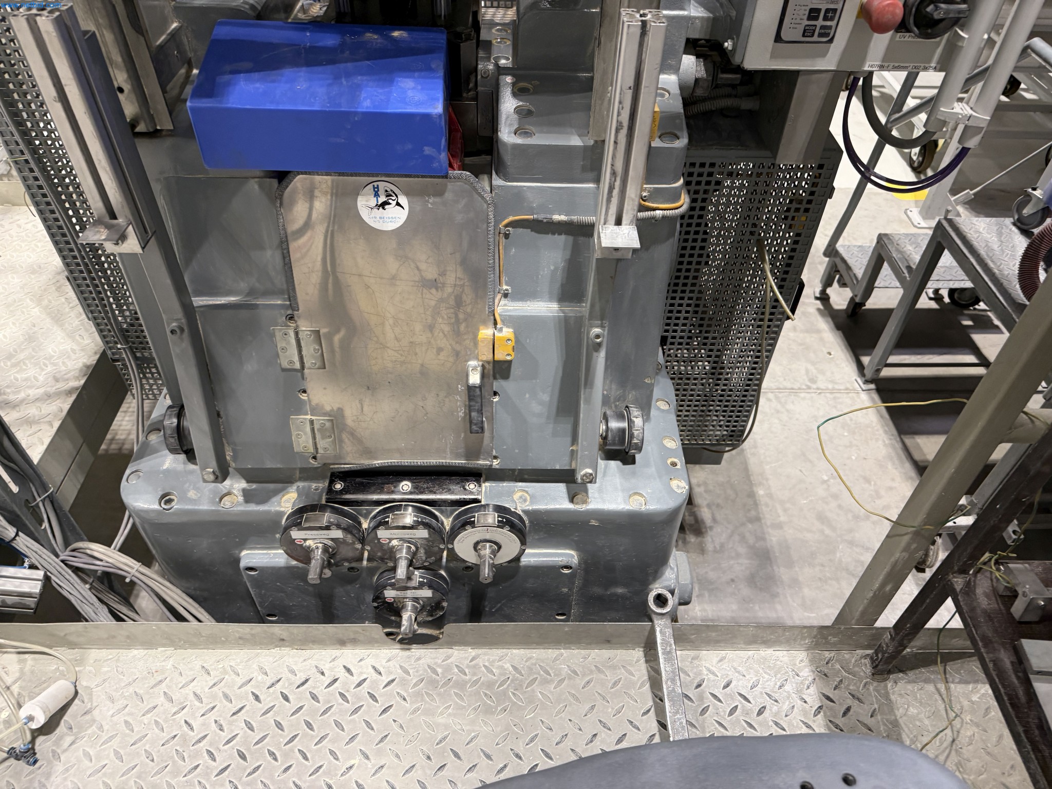 State-of-the-art production facilities for technical ceramics and PTC heating elements-5