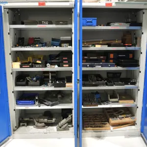 2 Armarios con puertas de acero Garant