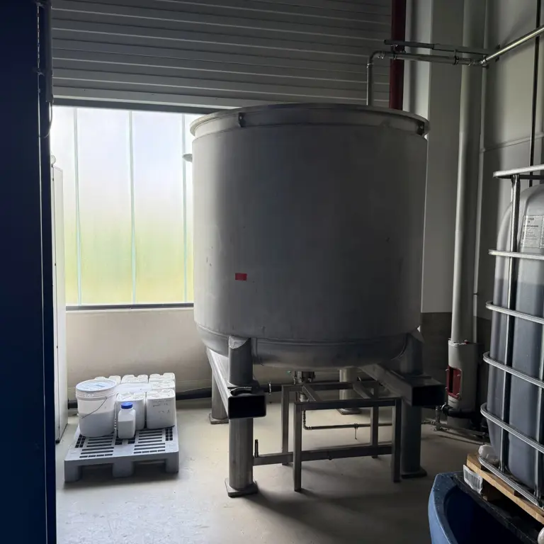 Double-walled tank with platform