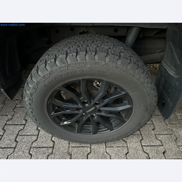 Vozidla, přívěsy a vysokozdvižné vozíky-8