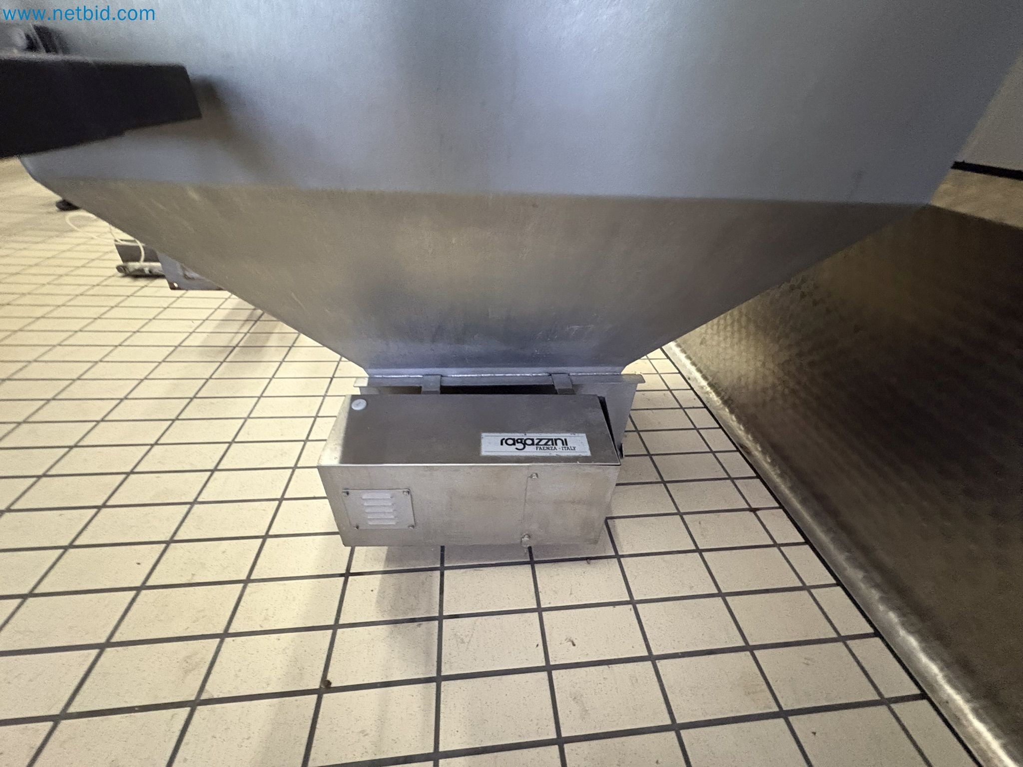 Meat and poultry processing machinery and equipment
-4
