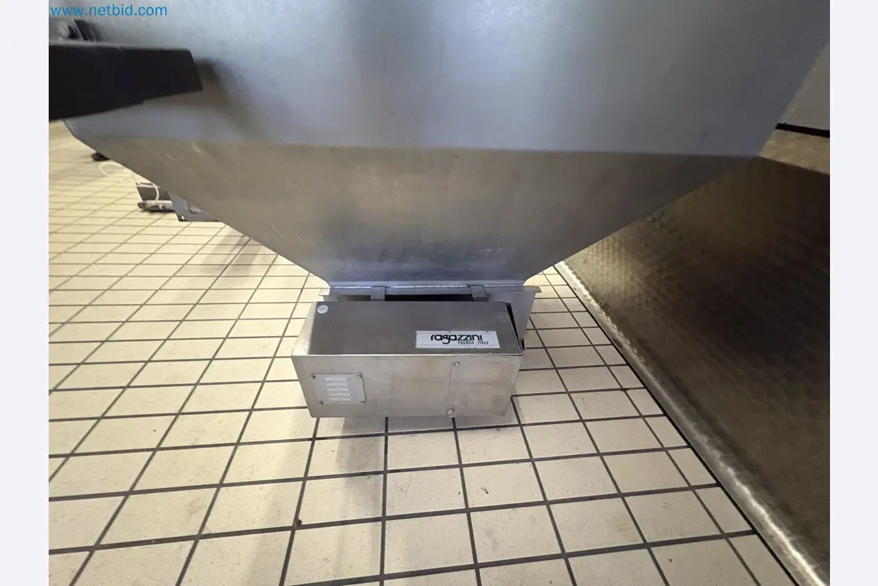 Meat and poultry processing machinery and equipment
-4