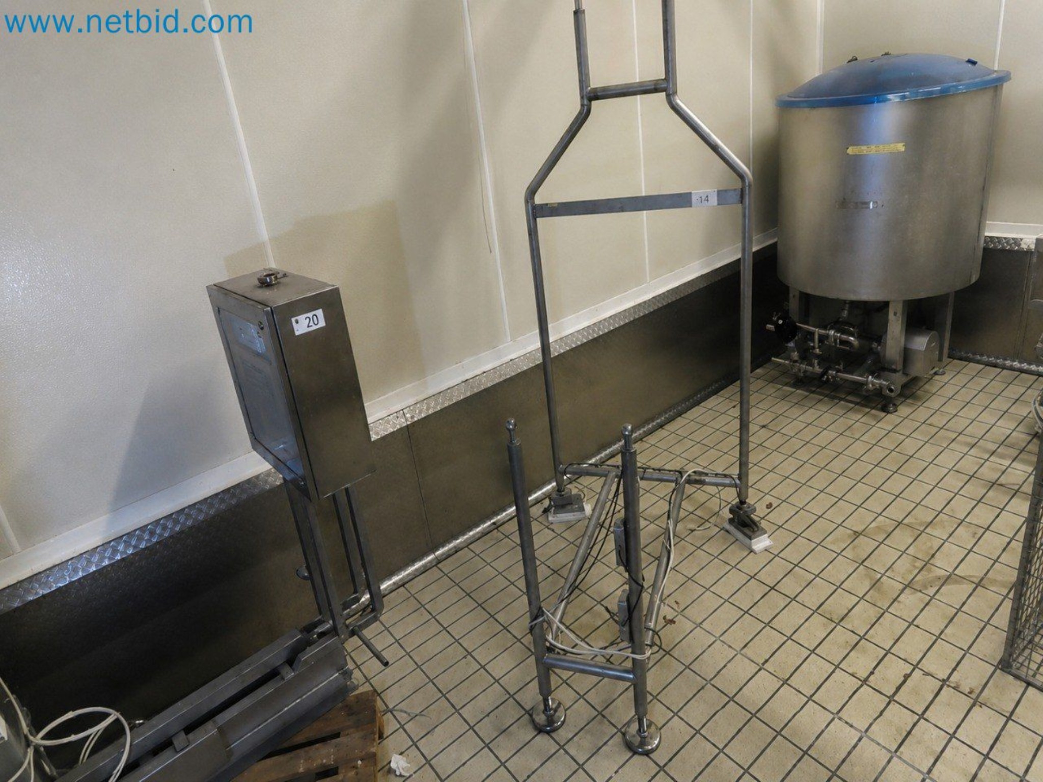 Meat and poultry processing machinery and equipment
-4