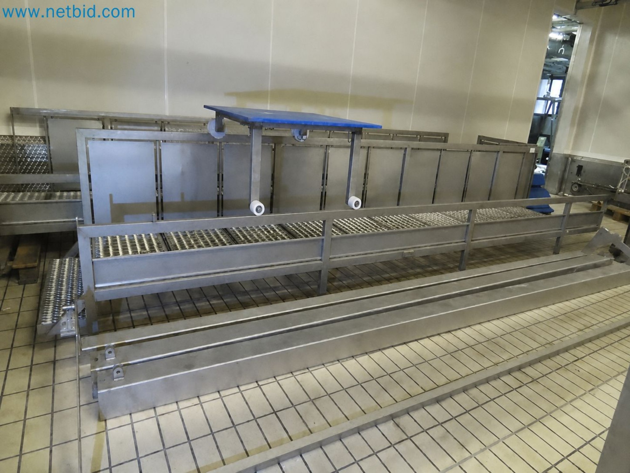 Meat and poultry processing machinery and equipment
-1