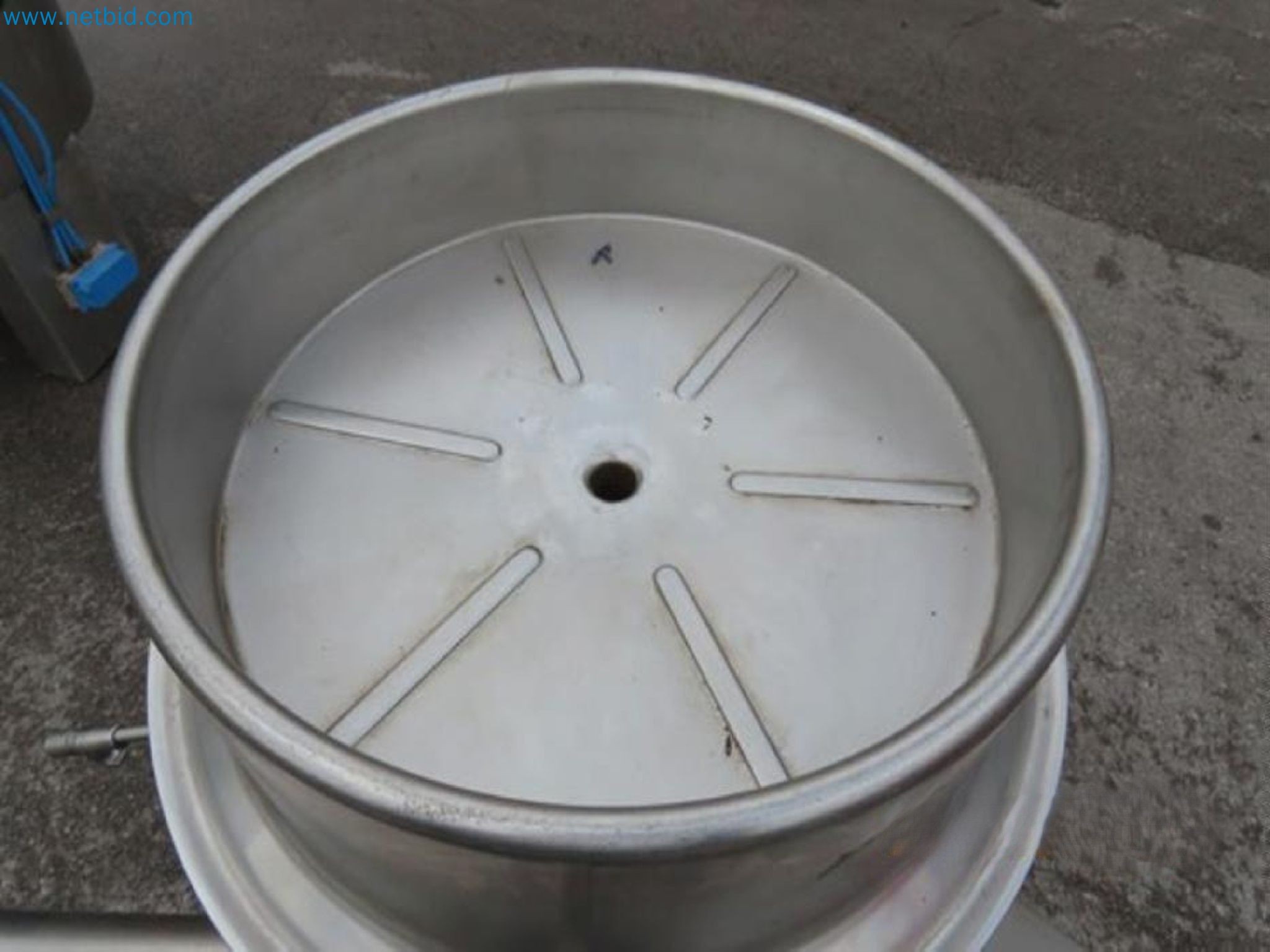 Meat and poultry processing machinery and equipment
-4