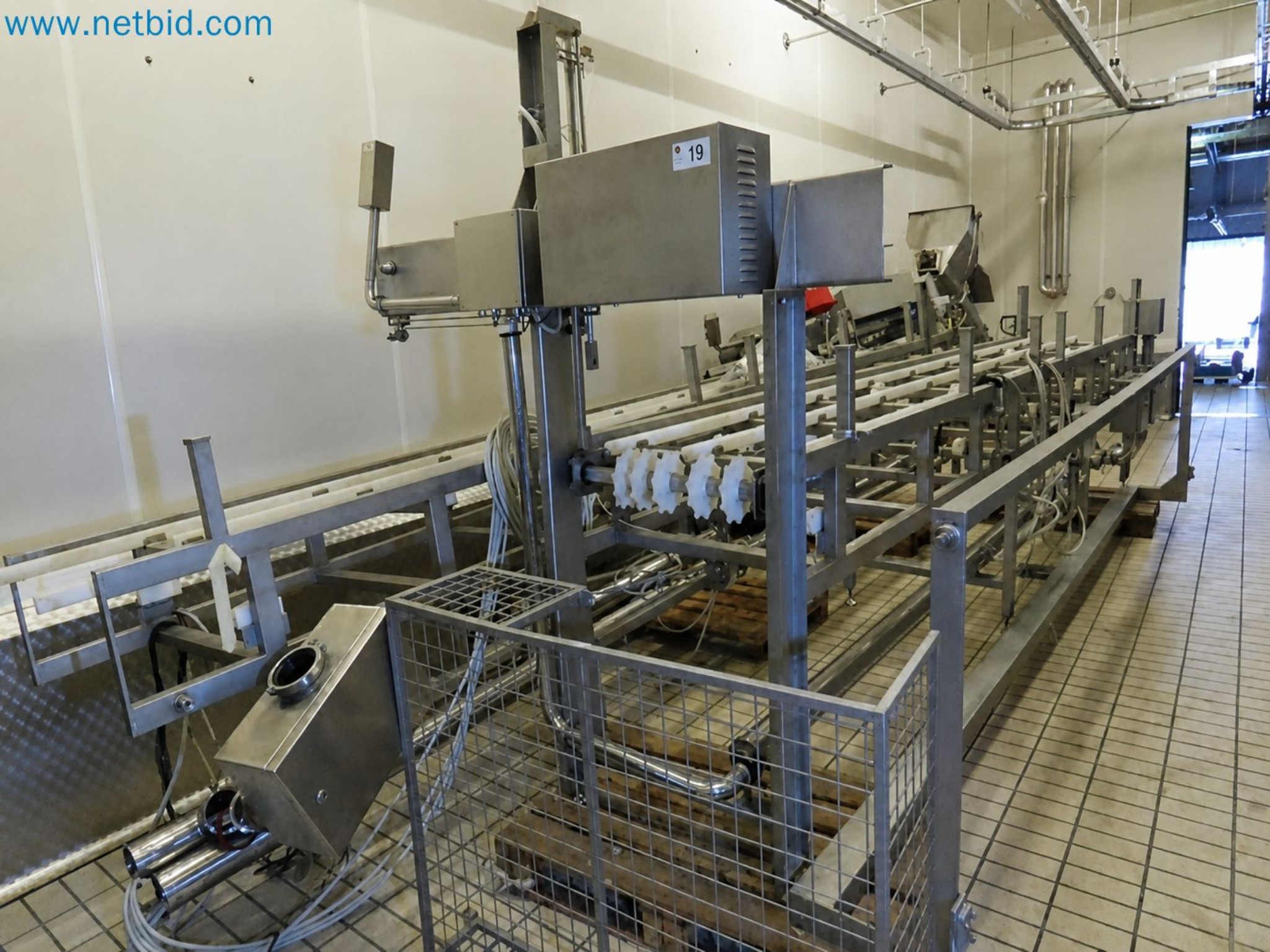Meat and poultry processing machinery and equipment
-1