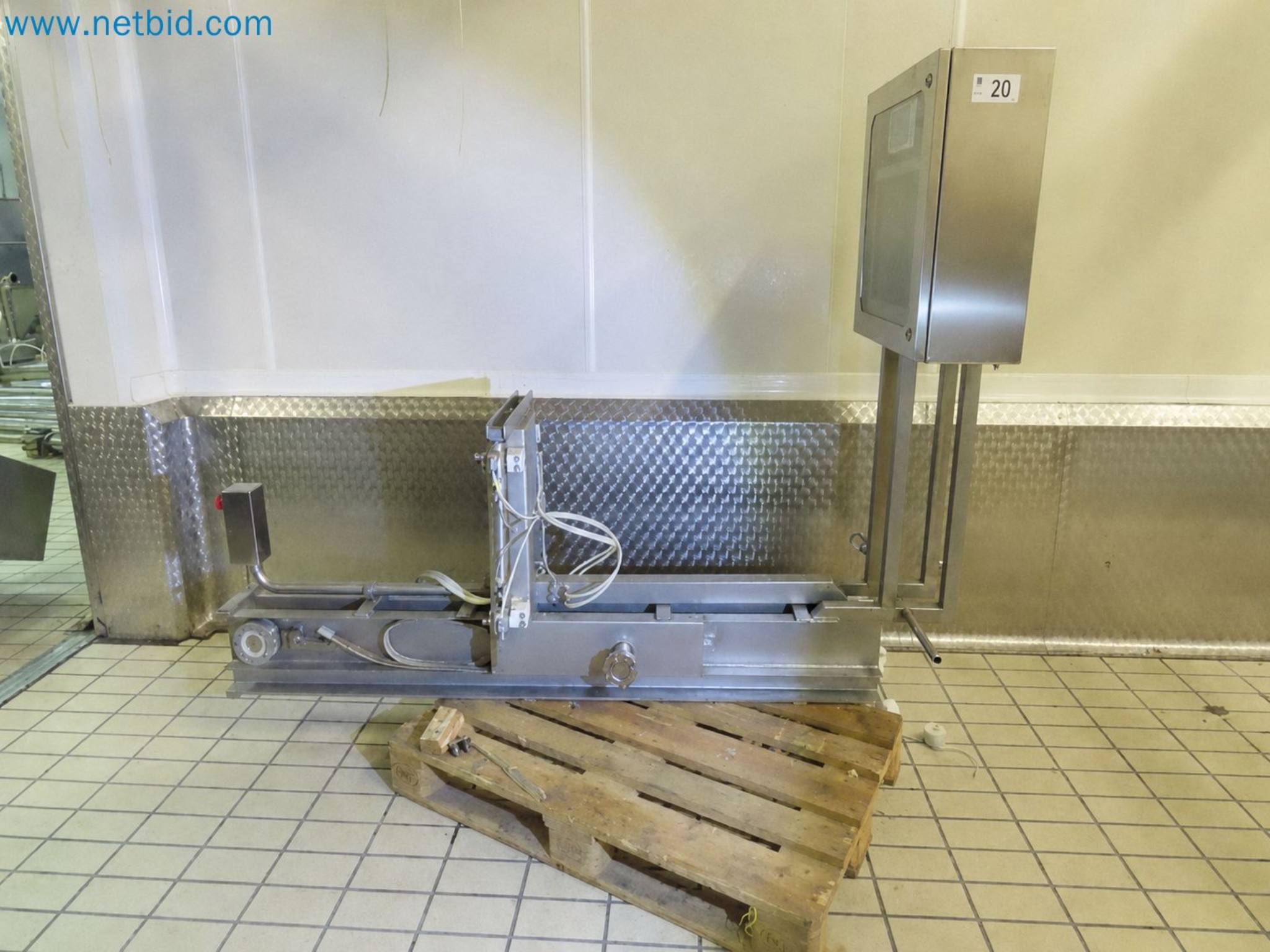 Meat and poultry processing machinery and equipment
-1