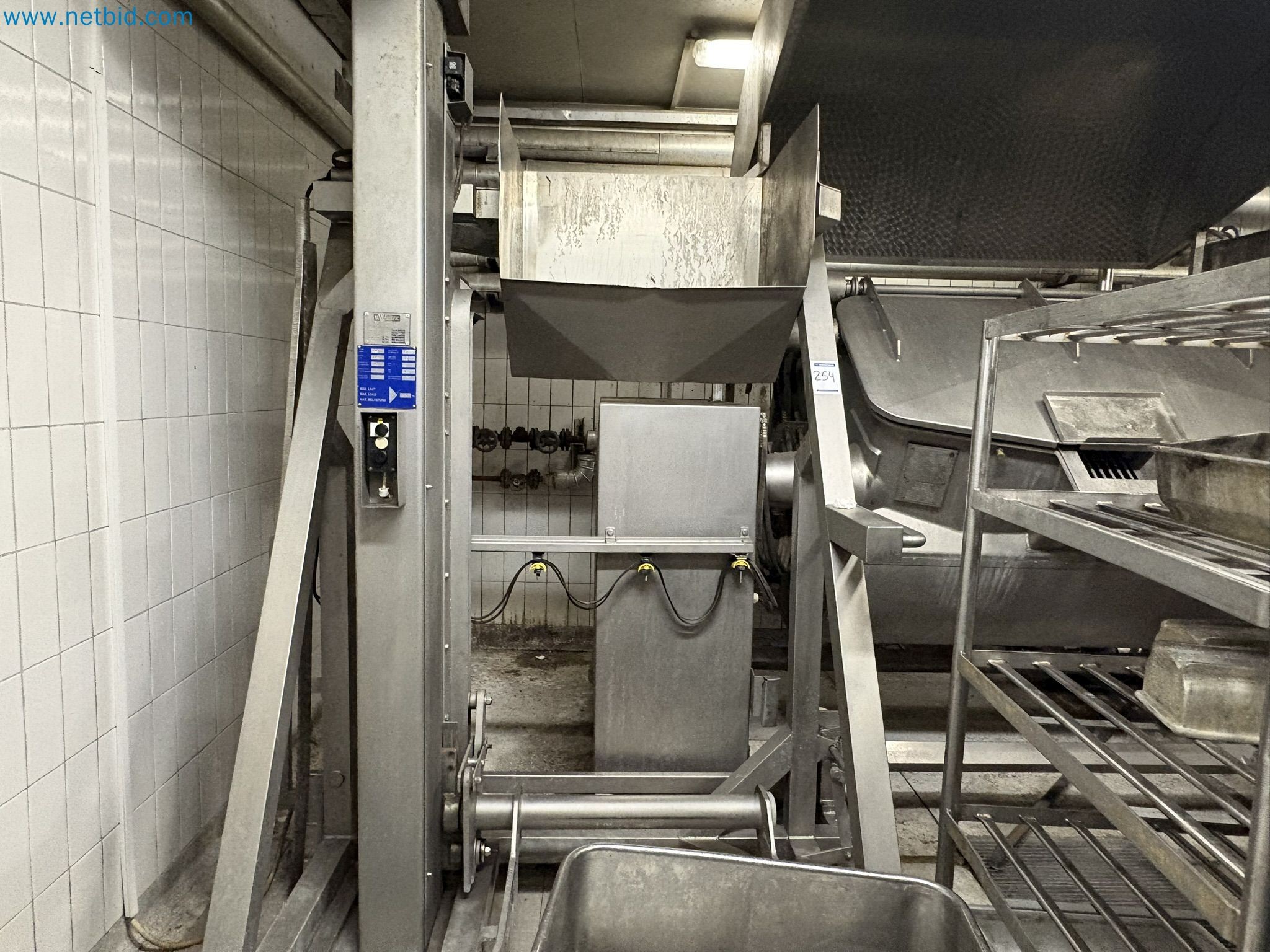 Meat and poultry processing machinery and equipment
-1