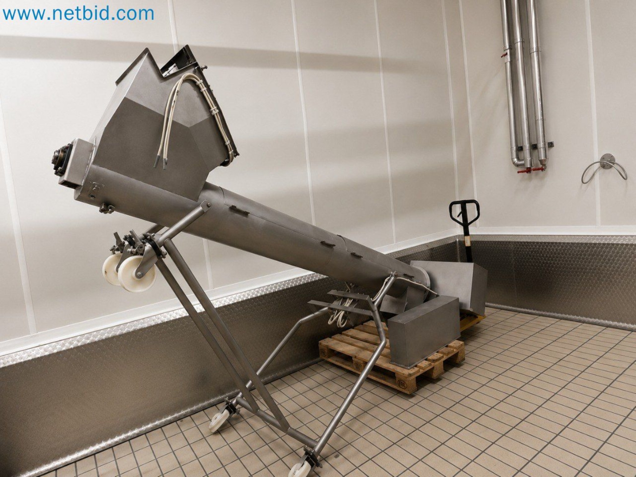 Meat and poultry processing machinery and equipment
-1