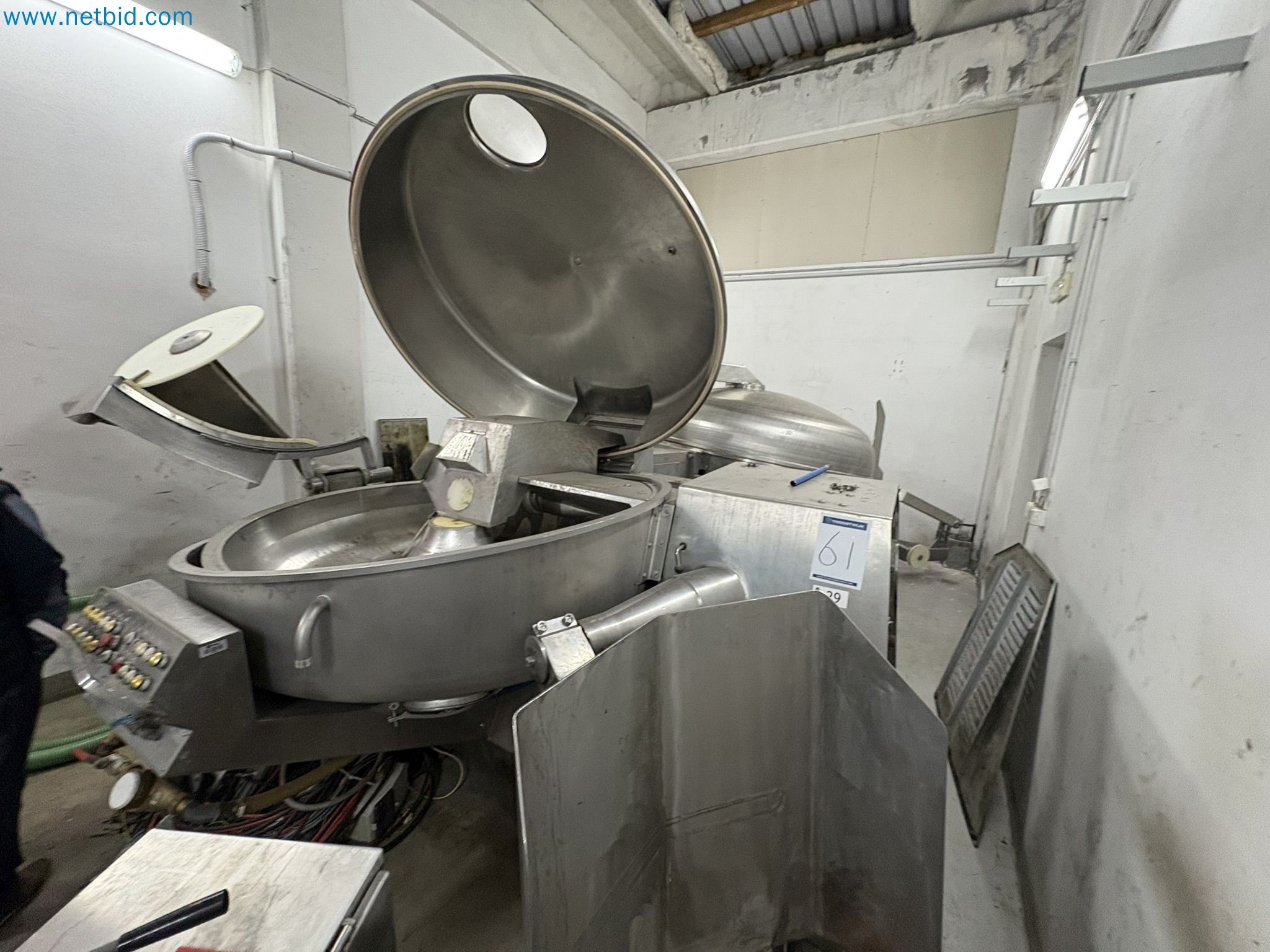 Meat and poultry processing machinery and equipment
-1