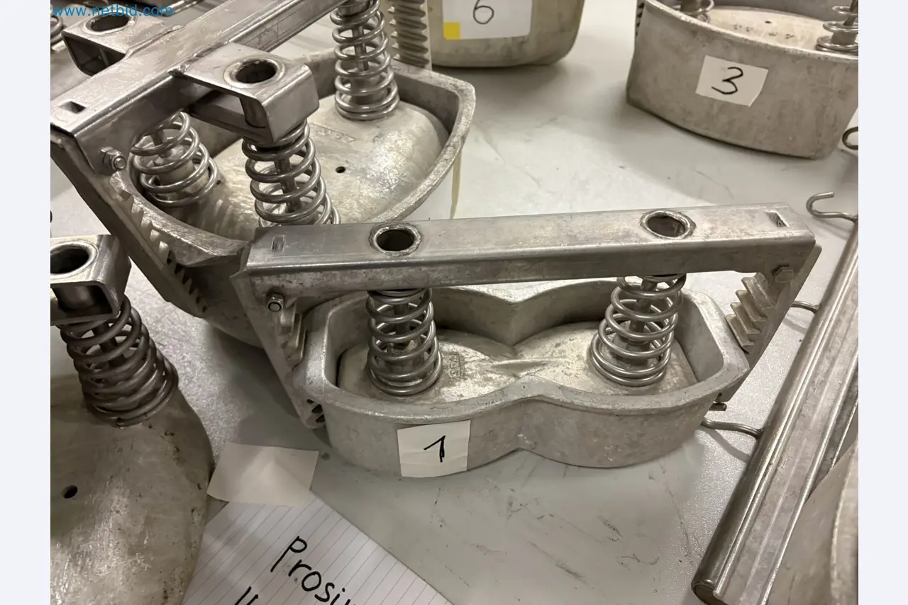 Meat and poultry processing machinery and equipment
-4
