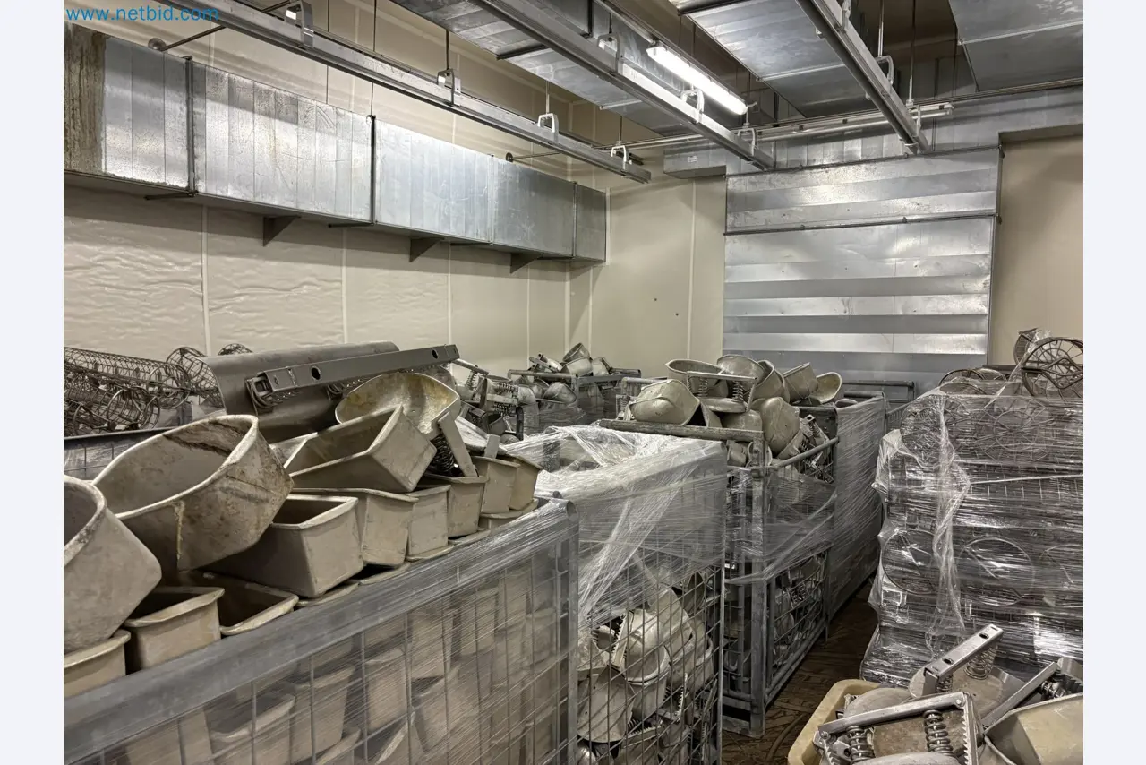 Meat and poultry processing machinery and equipment
-9