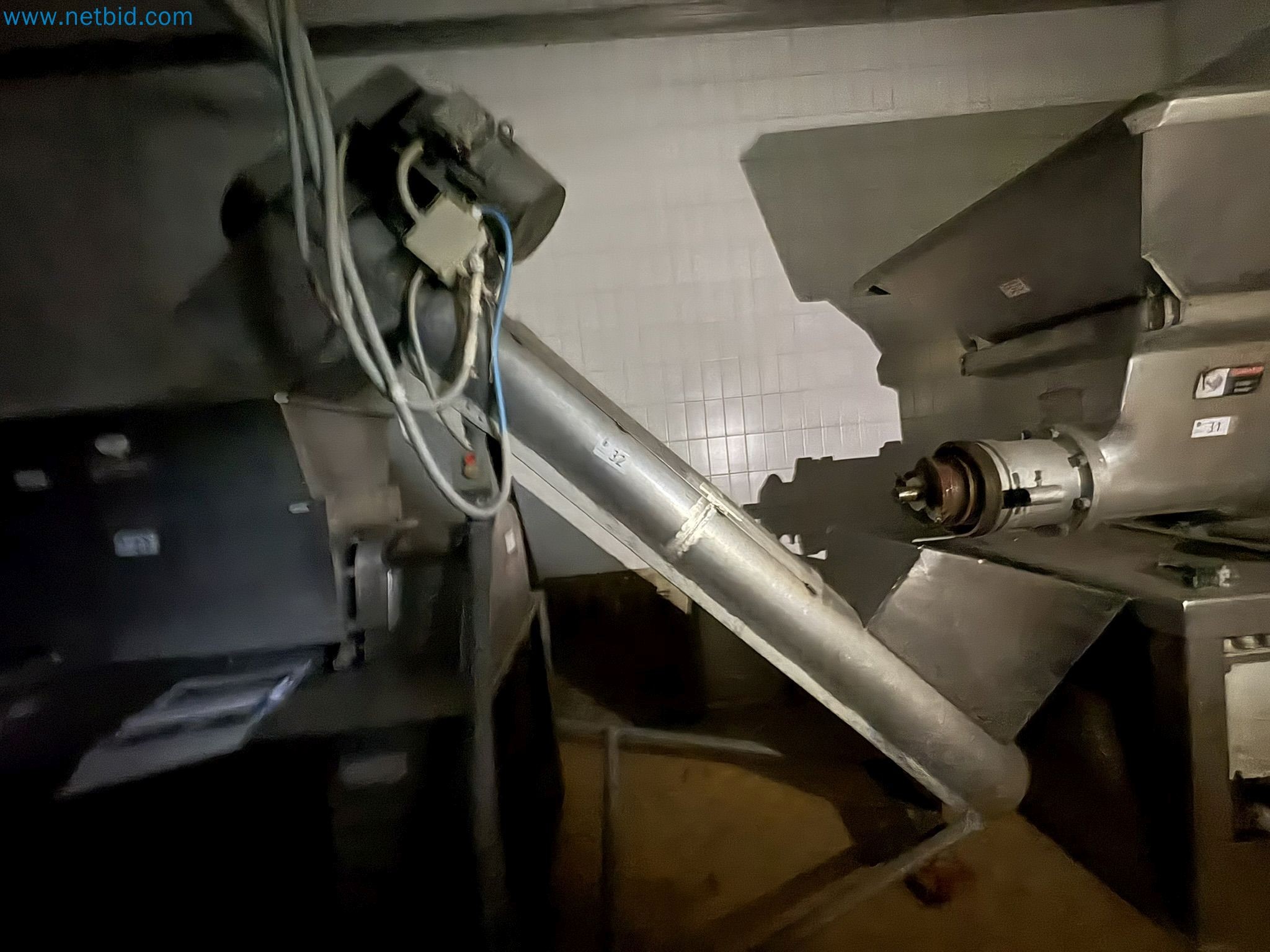 Meat and poultry processing machinery and equipment
-1