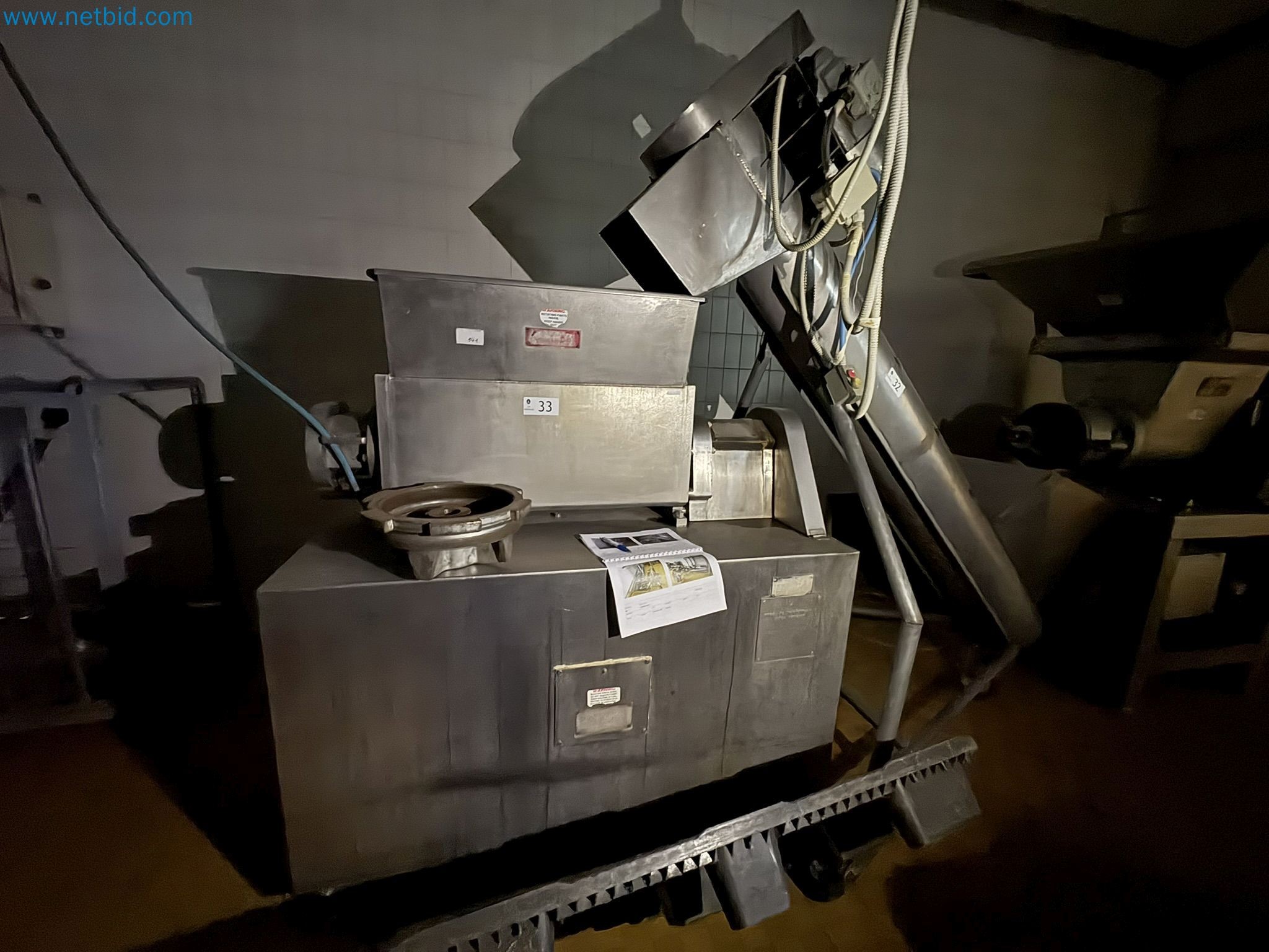 Meat and poultry processing machinery and equipment
-1