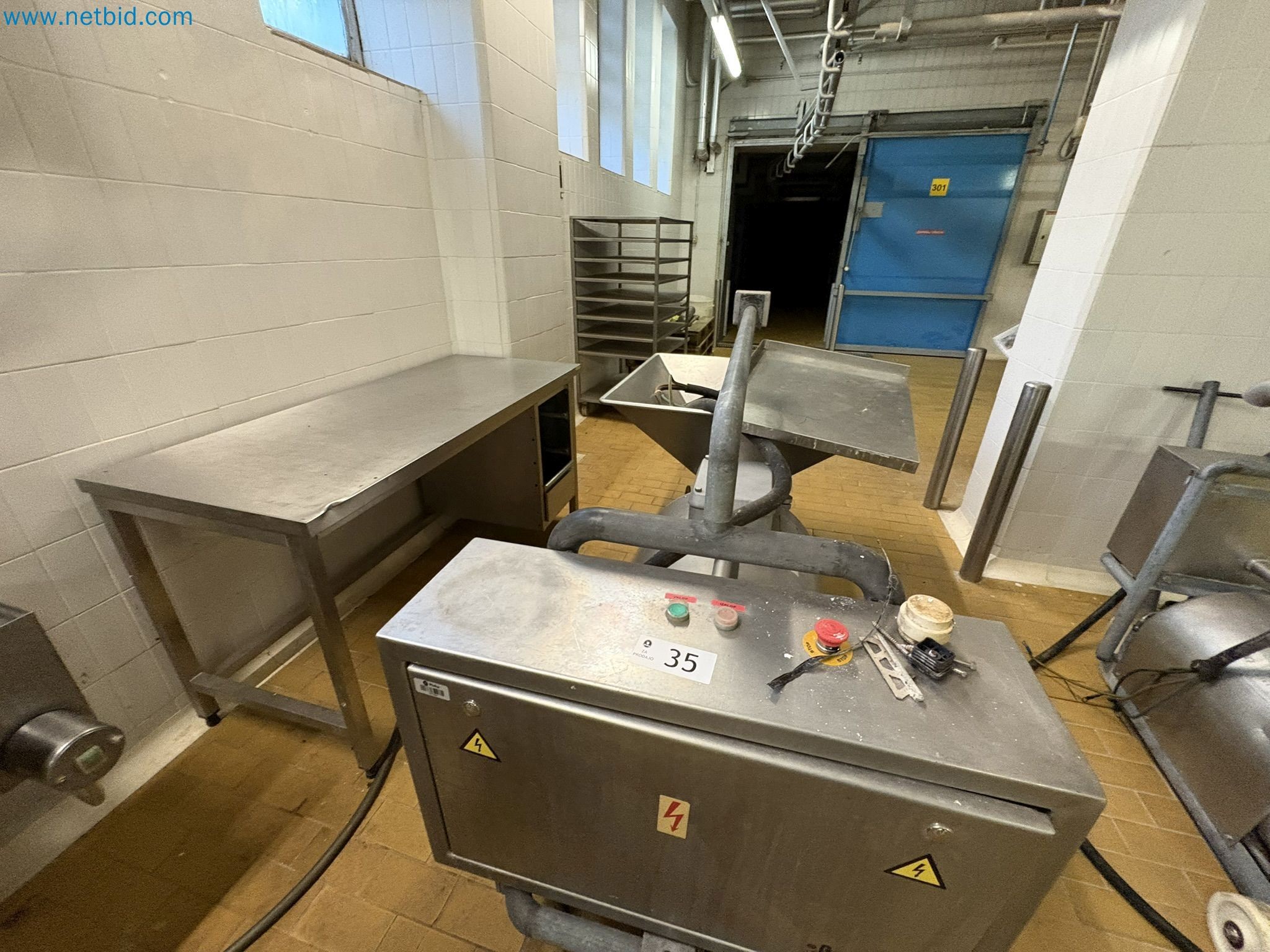 Meat and poultry processing machinery and equipment
-1